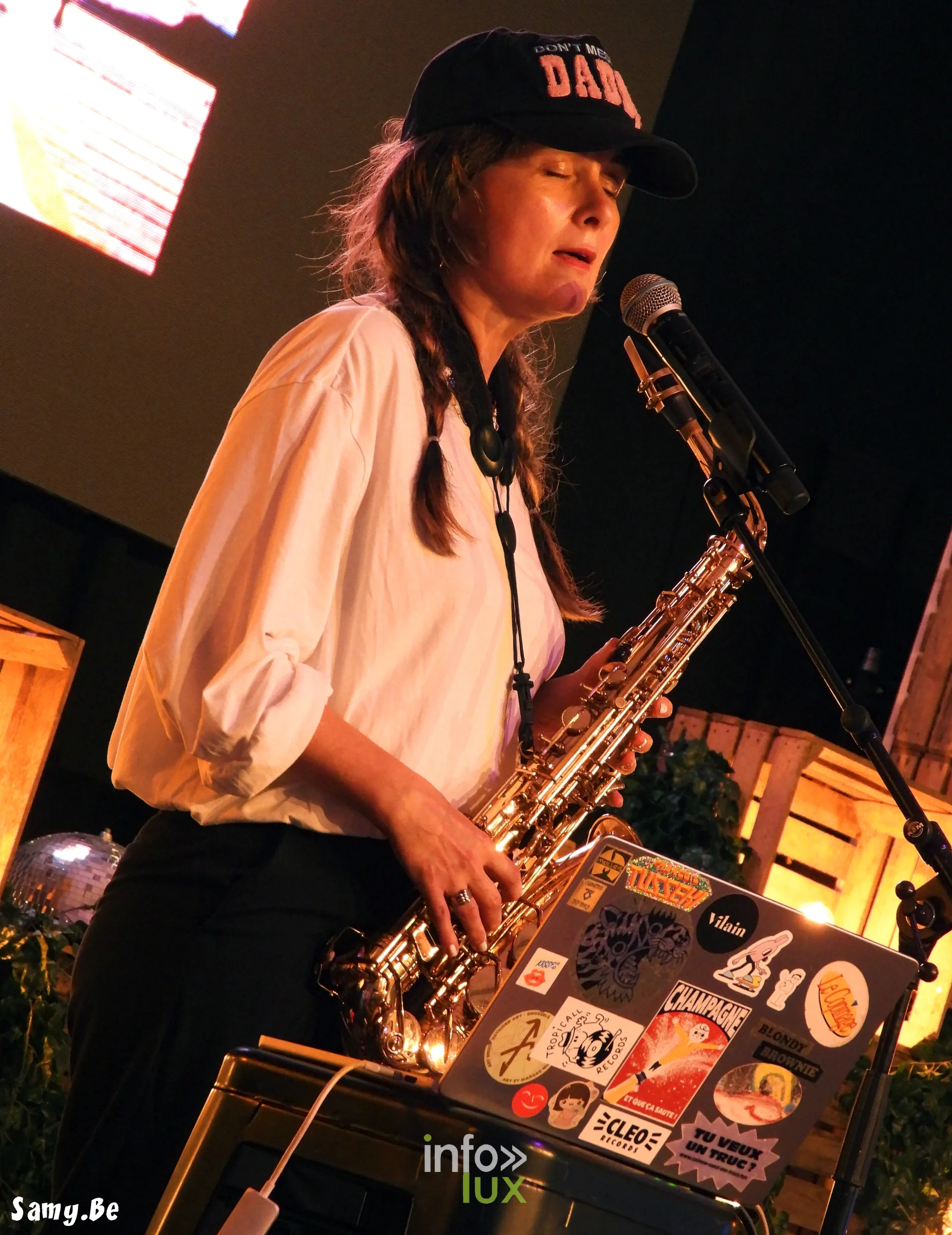 Saxophoniste au micro sur la scène du village du FiFF Namur 2026