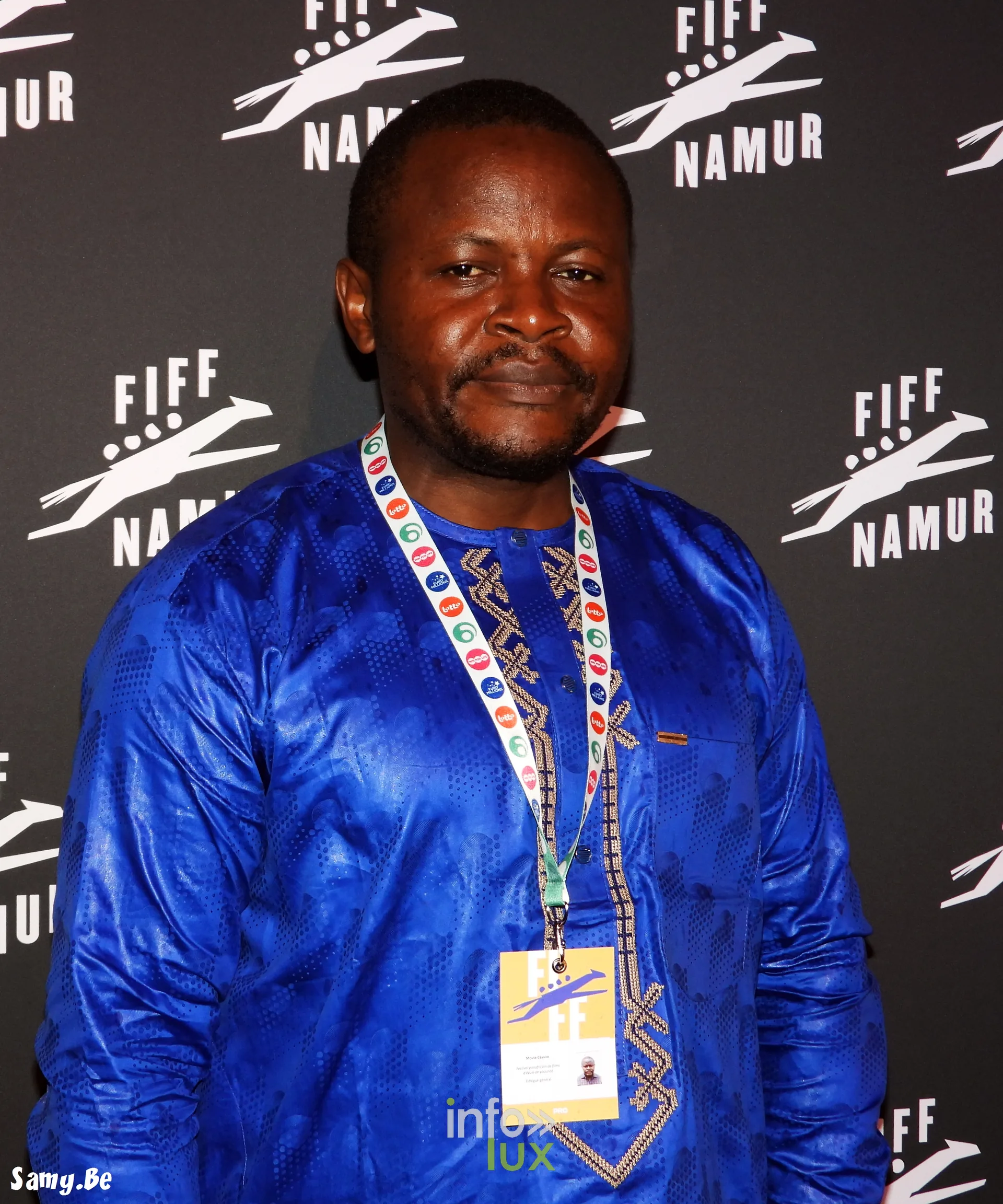 Un invité en tenue bleue au photocall du FiFF Namur 2026