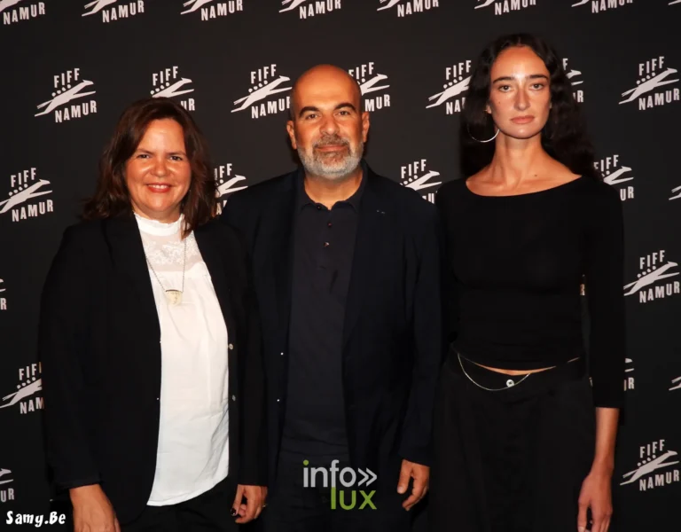 Marc Fitoussi et Alice de Broqueville au photocall du FiFF Namur 2026 avec une invitée