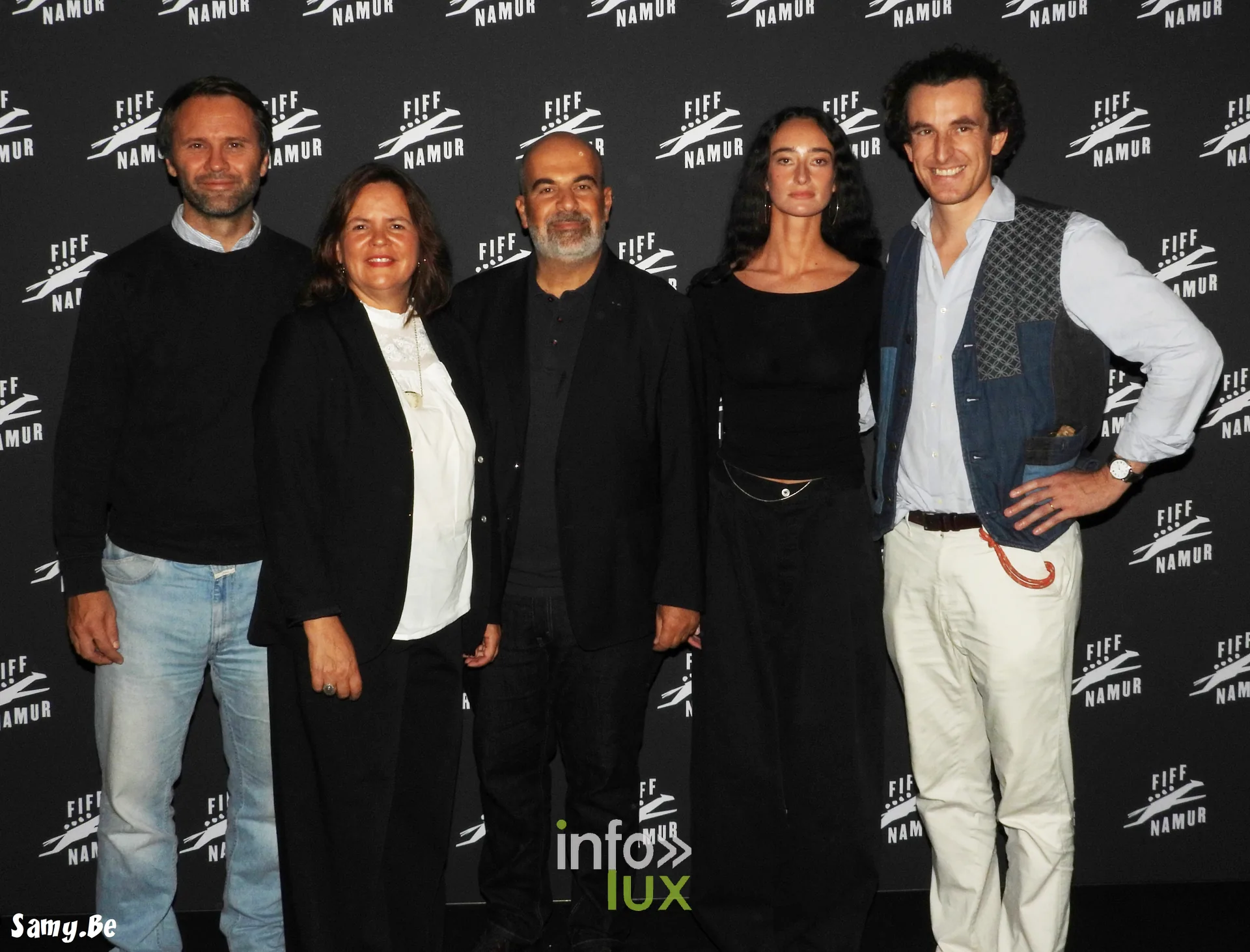 Marc Fitoussi et Alice de Broqueville parmi l’équipe de Ni vue, ni connue au photocall du FiFF Namur 2026