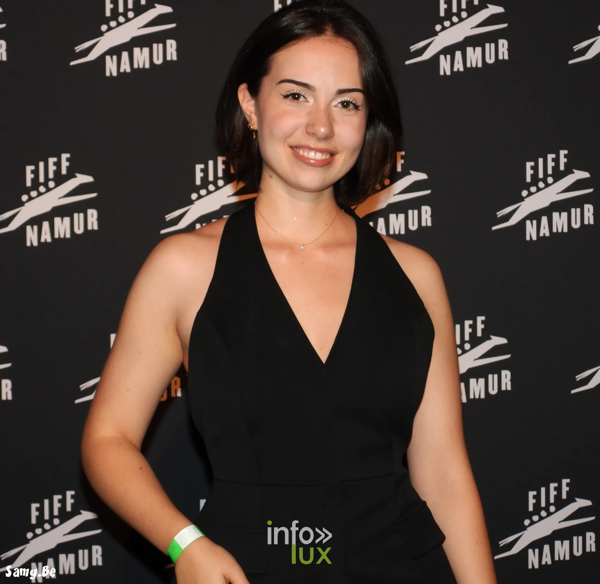 Une invitée en robe noire au photocall du FiFF Namur 2026
