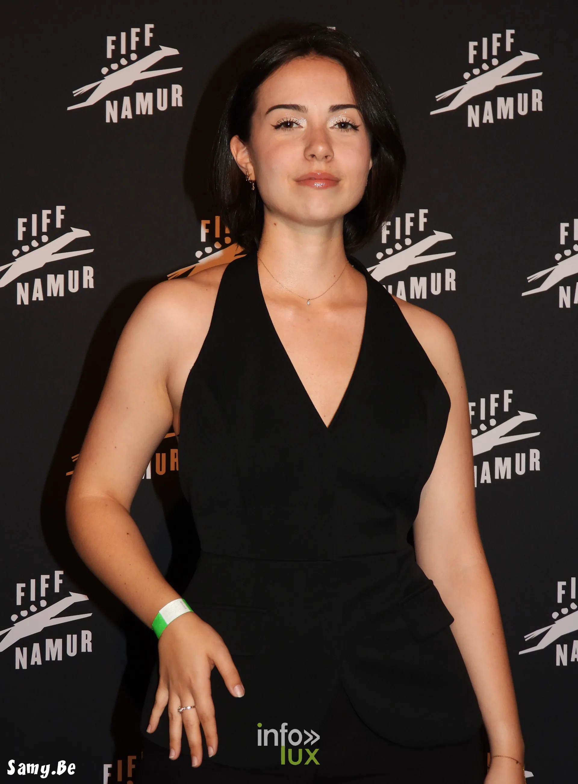 Une invitée en robe noire au photocall du FiFF Namur 2026, en pied