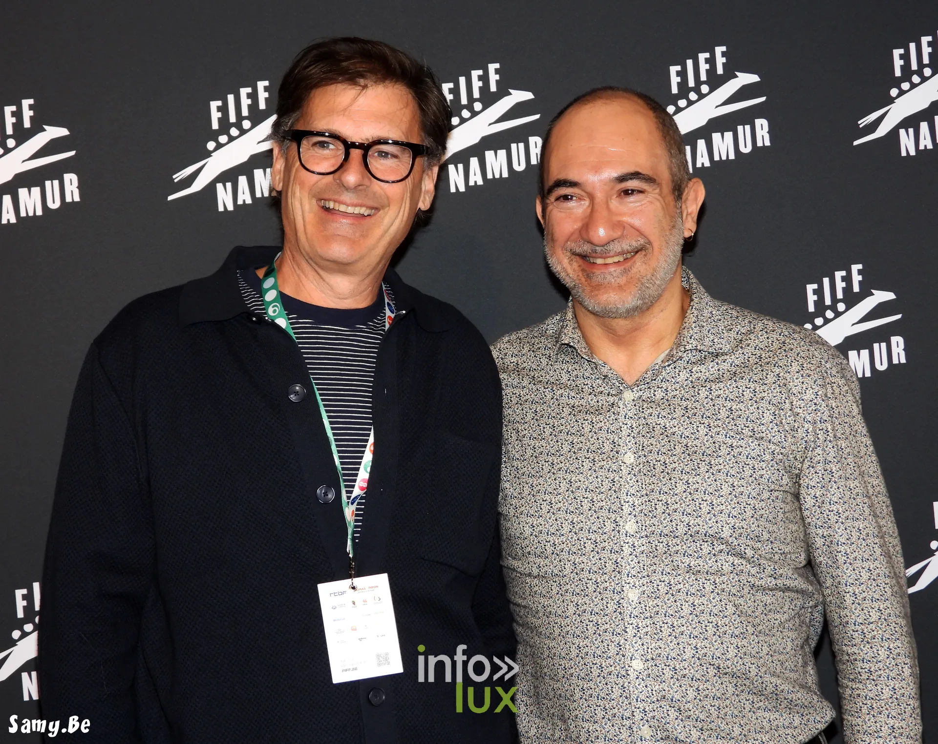 Deux membres de l’équipe de Men in Towels au photocall du FiFF Namur 2026