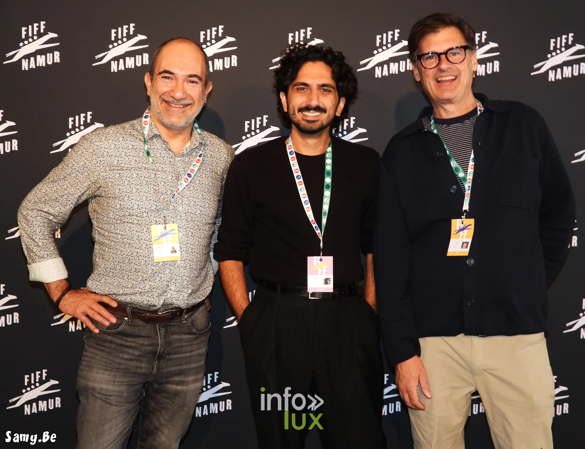 Kiyan Agadjani entouré de deux membres de son équipe au photocall du FiFF Namur 2026