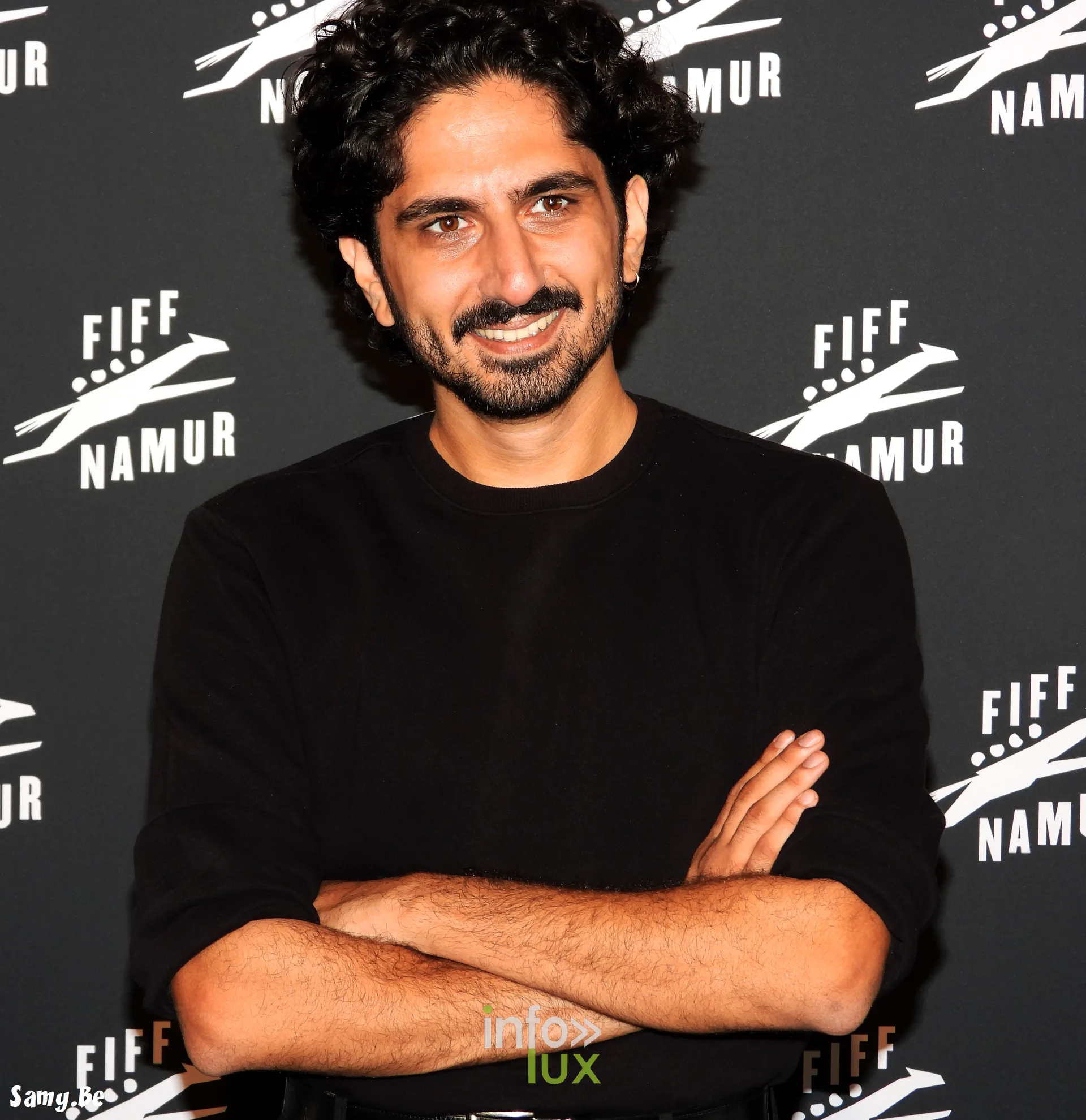 Kiyan Agadjani, bras croisés, au photocall du FiFF Namur 2026