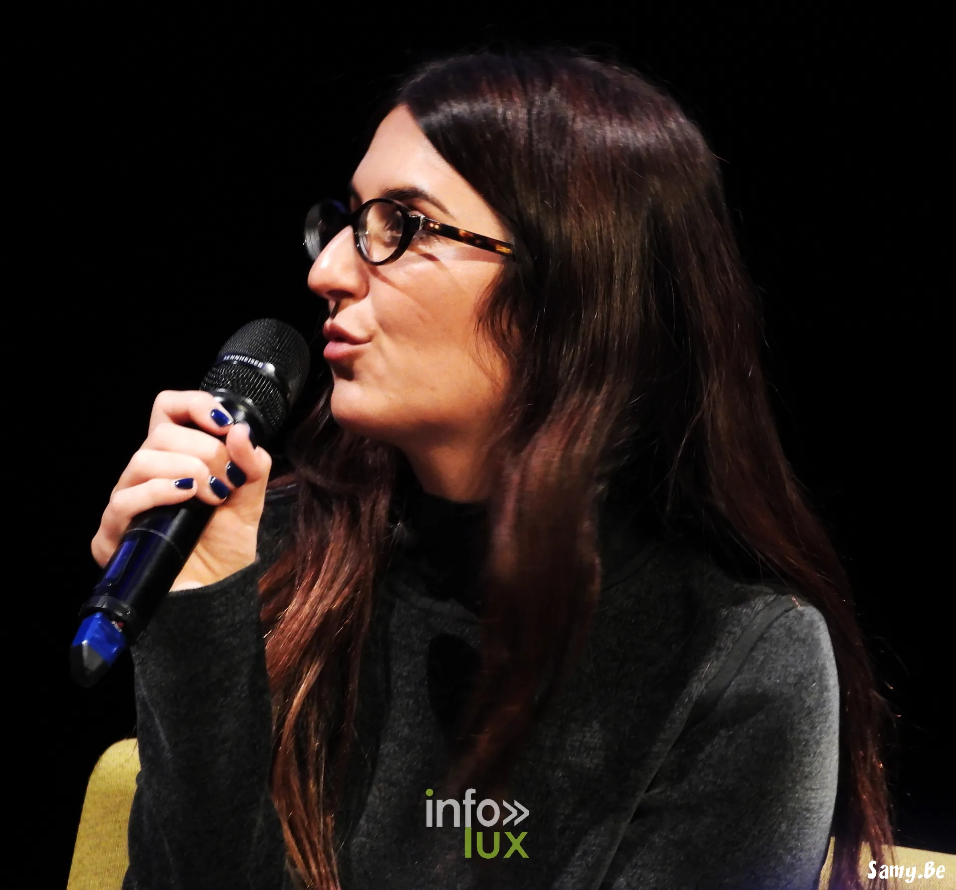 Géraldine Nakache au micro lors de son rendez-vous public au FiFF Namur 2026