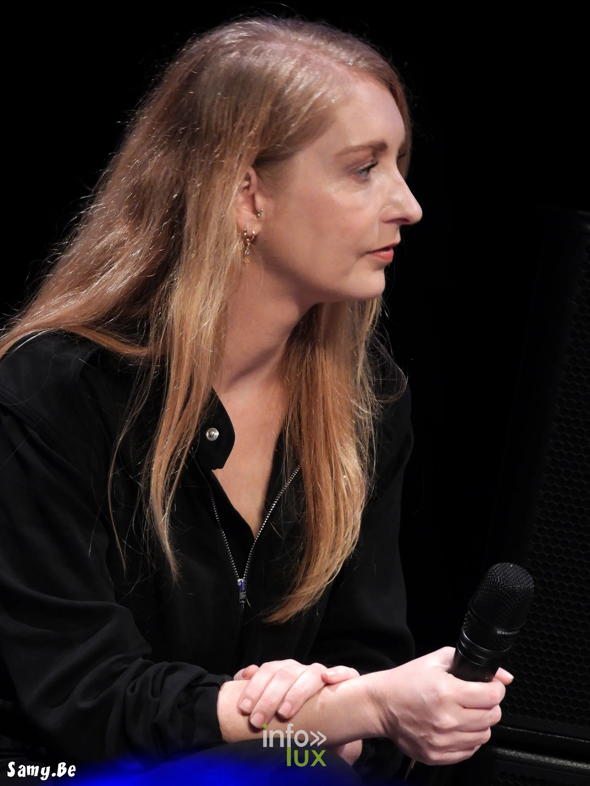 L’animatrice du rendez-vous avec Géraldine Nakache, micro en main, FiFF Namur 2026