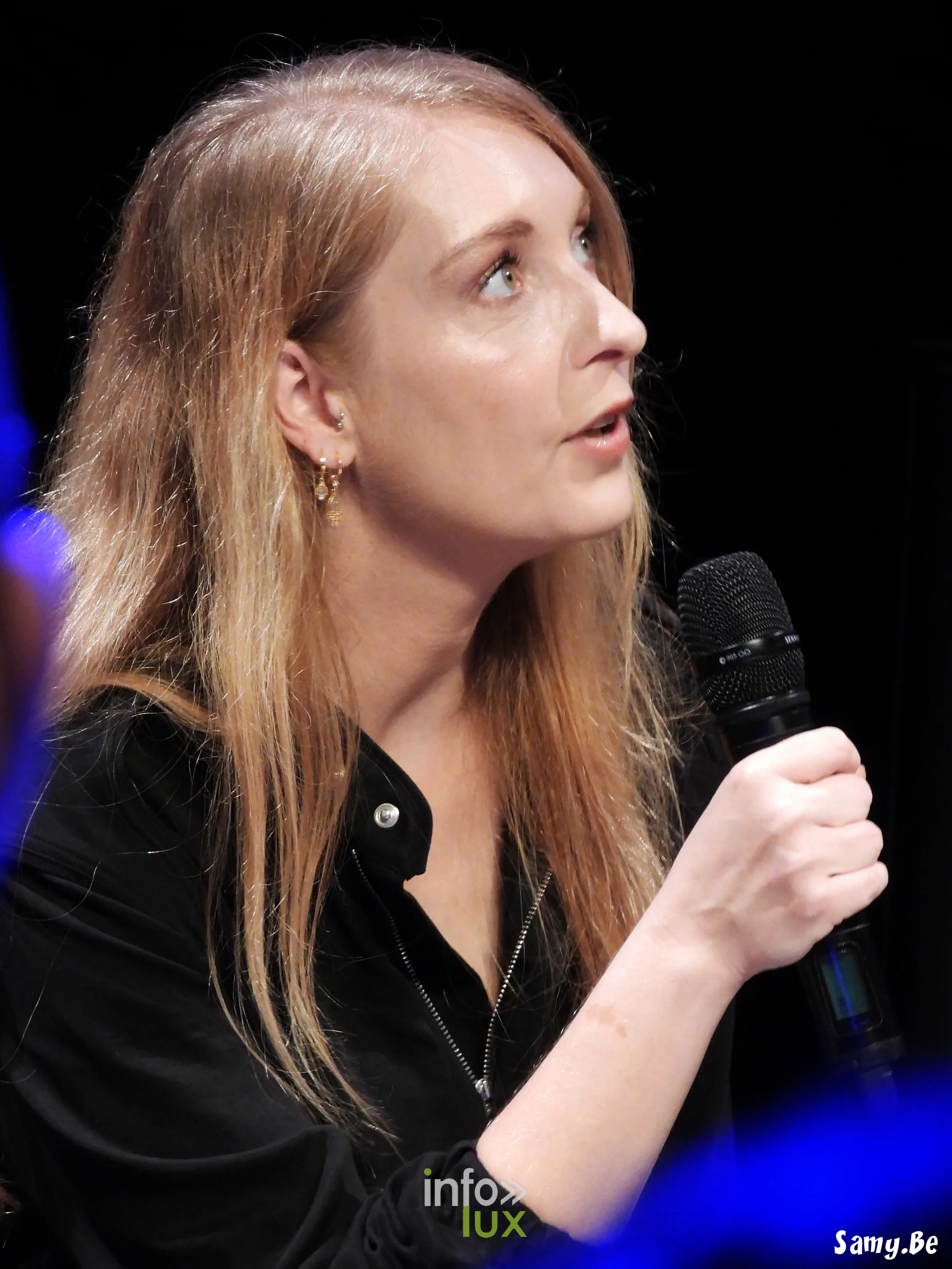 L’animatrice du rendez-vous avec Géraldine Nakache au micro, FiFF Namur 2026