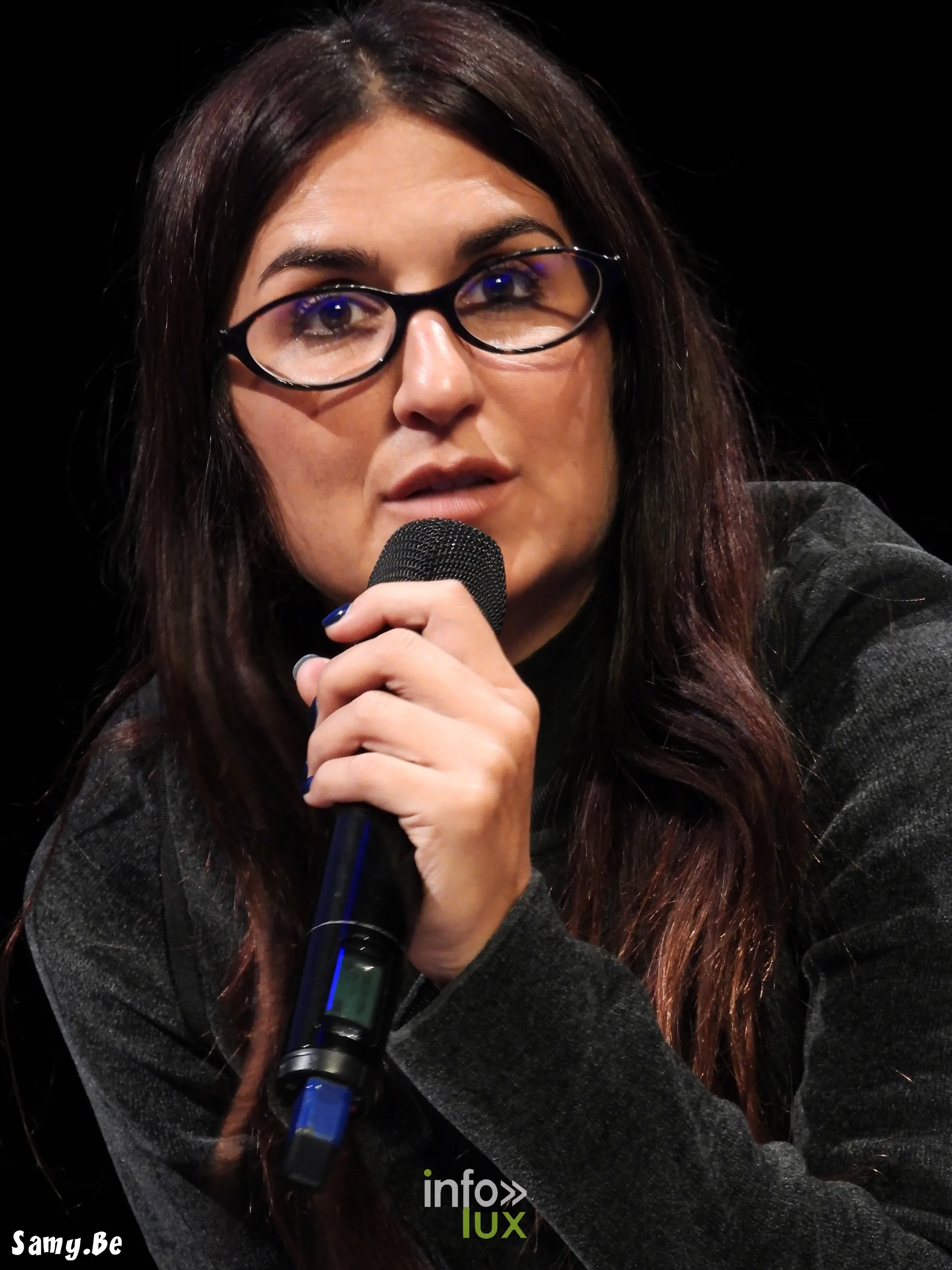 Géraldine Nakache en gros plan, micro en main, au FiFF Namur 2026