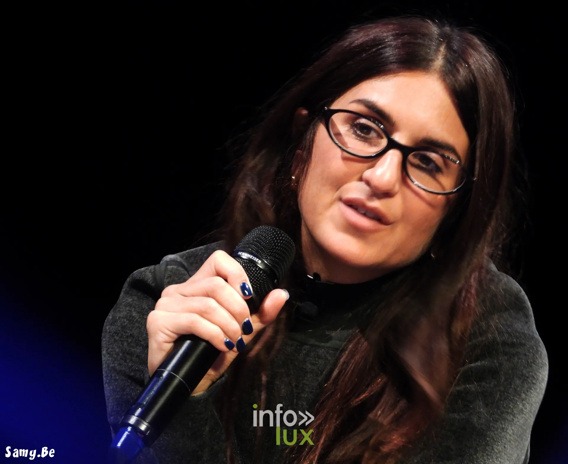 Géraldine Nakache parle au micro lors de son rendez-vous au FiFF Namur 2026