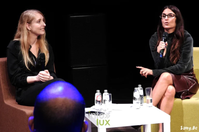 Géraldine Nakache et l’animatrice de son rendez-vous sur scène au FiFF Namur 2026