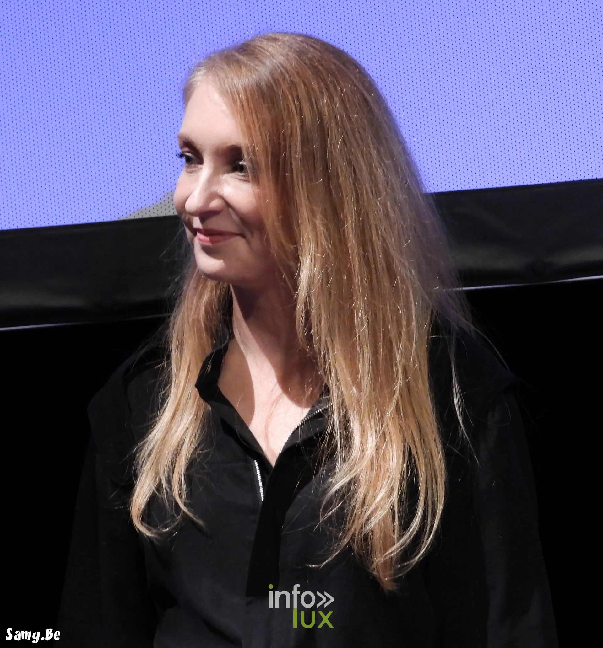 L’animatrice du rendez-vous avec Géraldine Nakache devant l’écran, FiFF Namur 2026