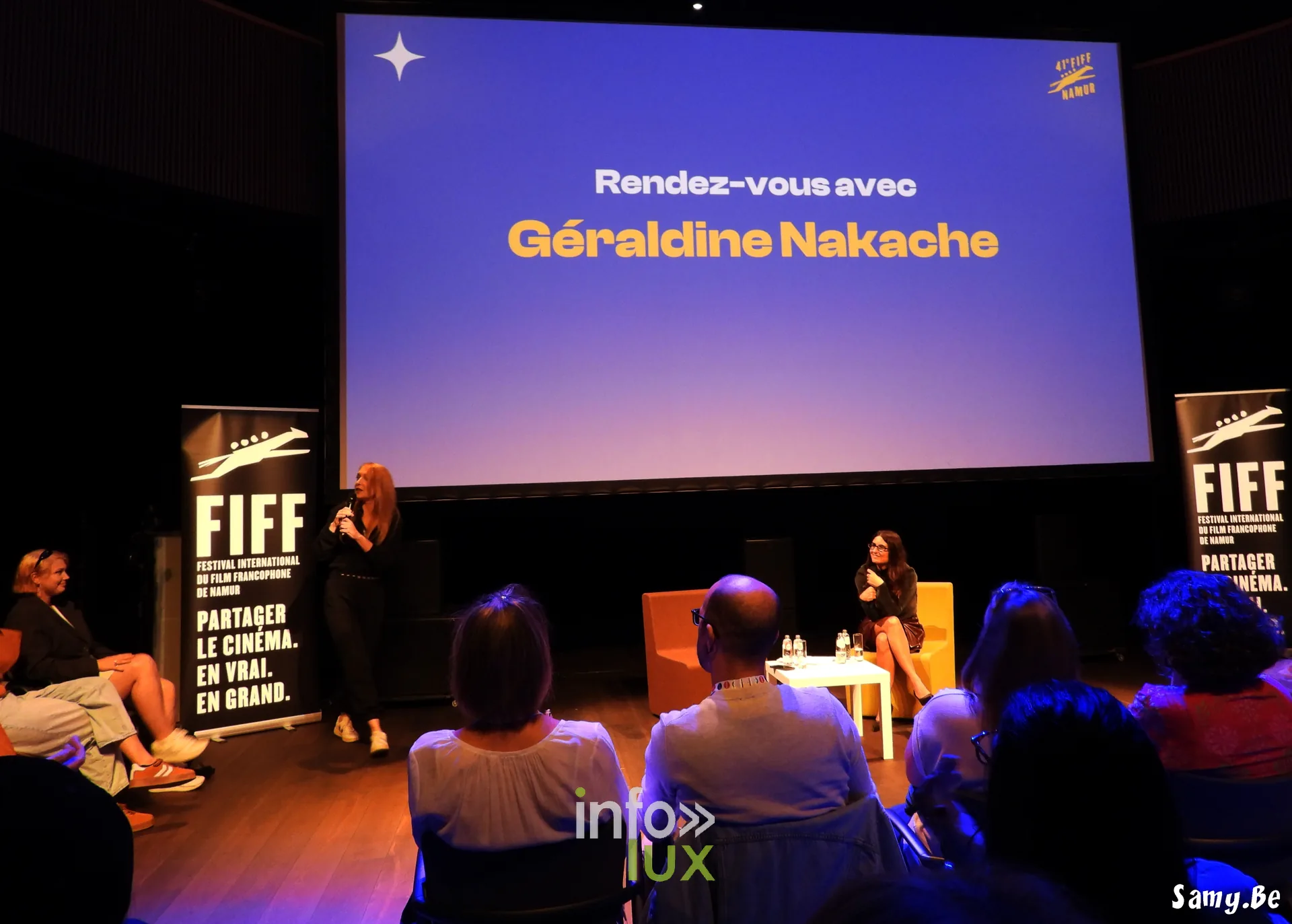 Rendez-vous avec Géraldine Nakache, l’animatrice debout au micro, FiFF Namur 2026