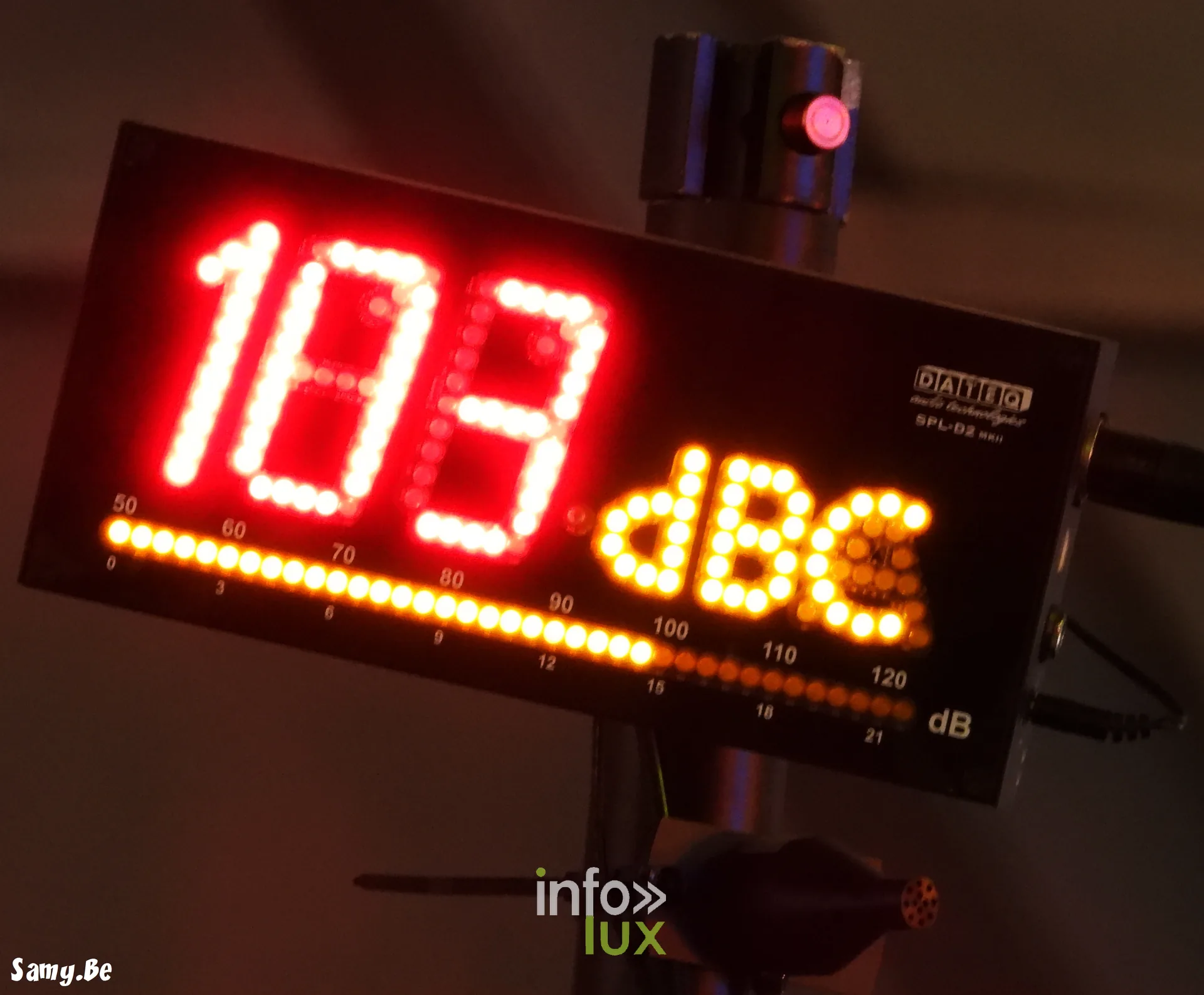 Sonomètre affichant 103 dBC pendant le concert de Cielbleu au FiFF Namur 2026