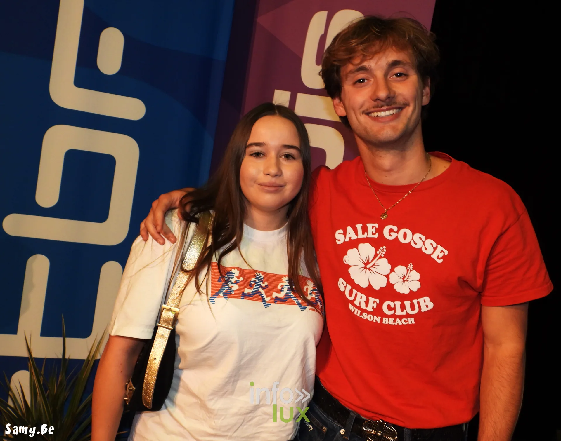 Une spectatrice pose avec un interprète du concert de Cielbleu au FiFF Namur 2026