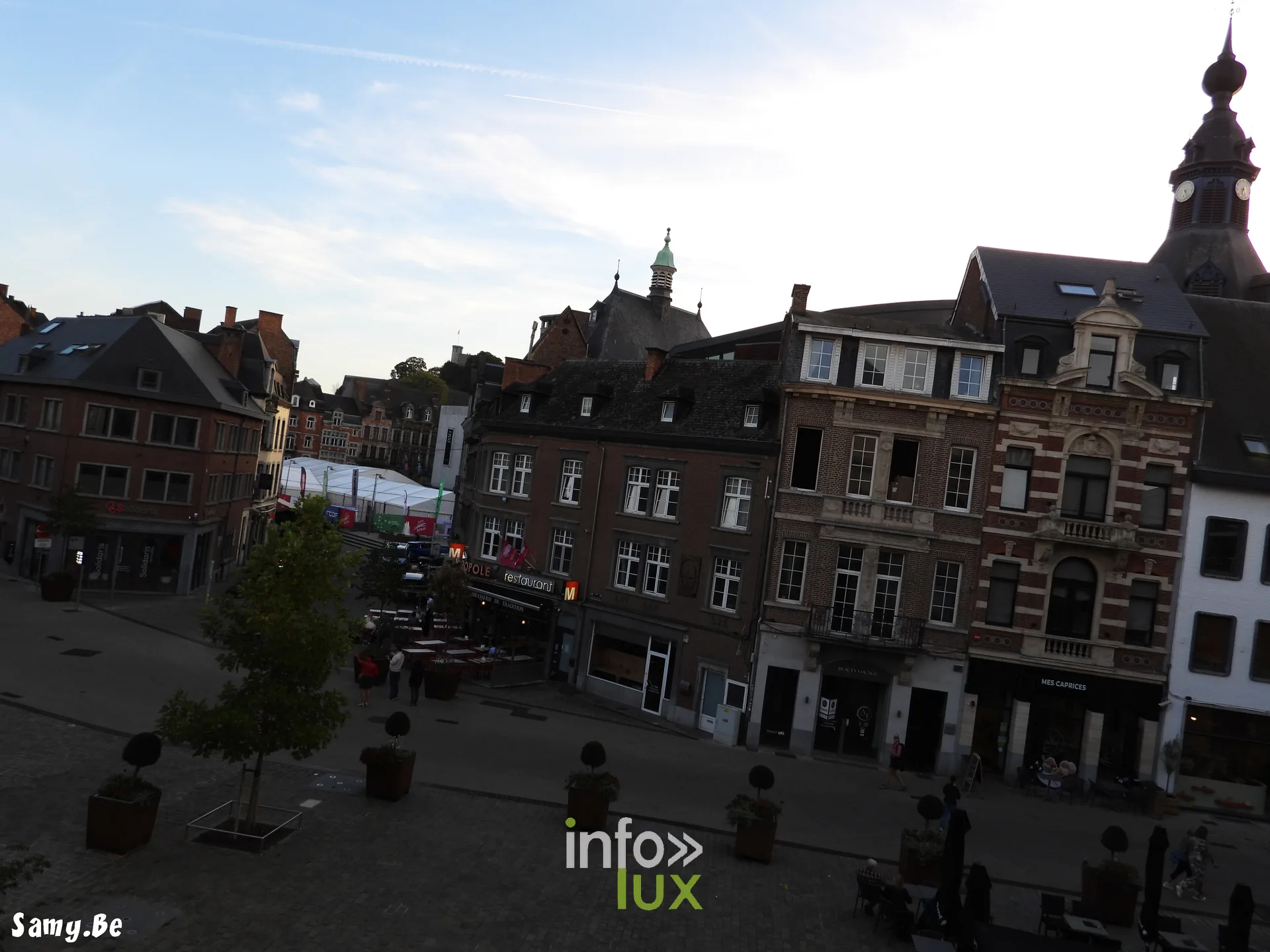 Vue sur la place et le chapiteau du FiFF Namur 2026 depuis le Théâtre de Namur