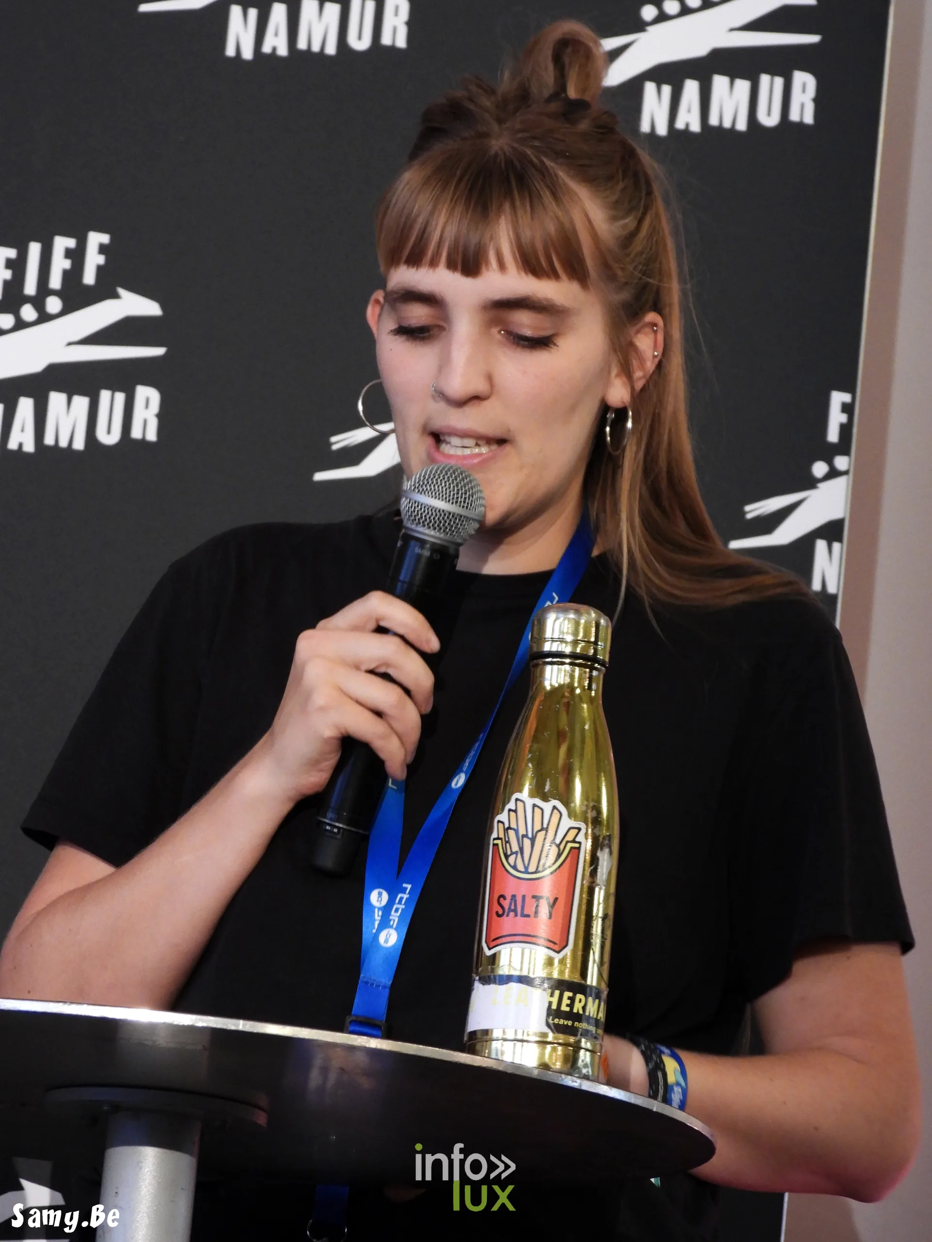 Une intervenante au micro devant le photocall du FiFF Namur 2026