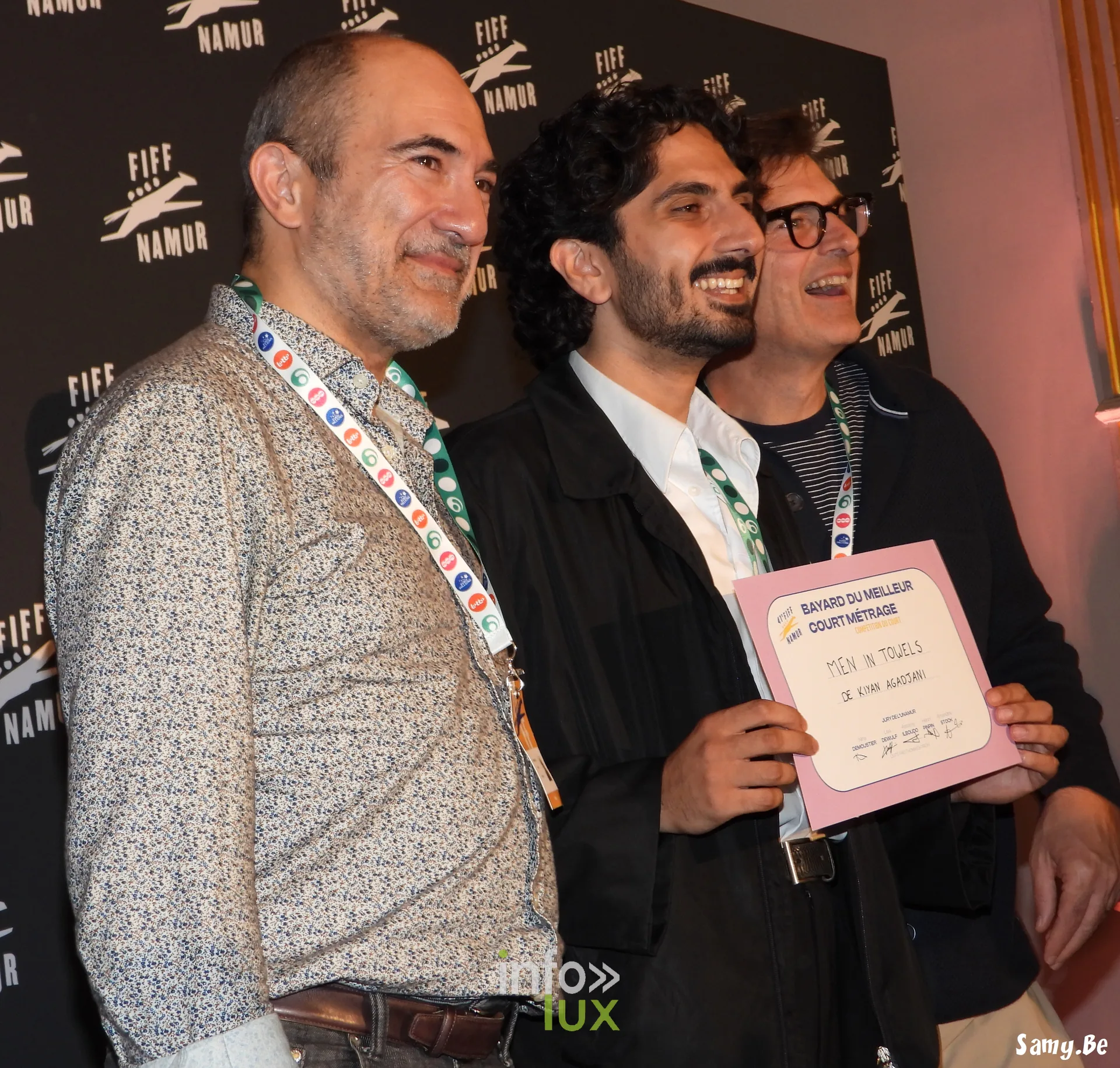 Kiyan Agadjani avec le Bayard du meilleur court métrage pour Men in Towels, FiFF Namur 2026