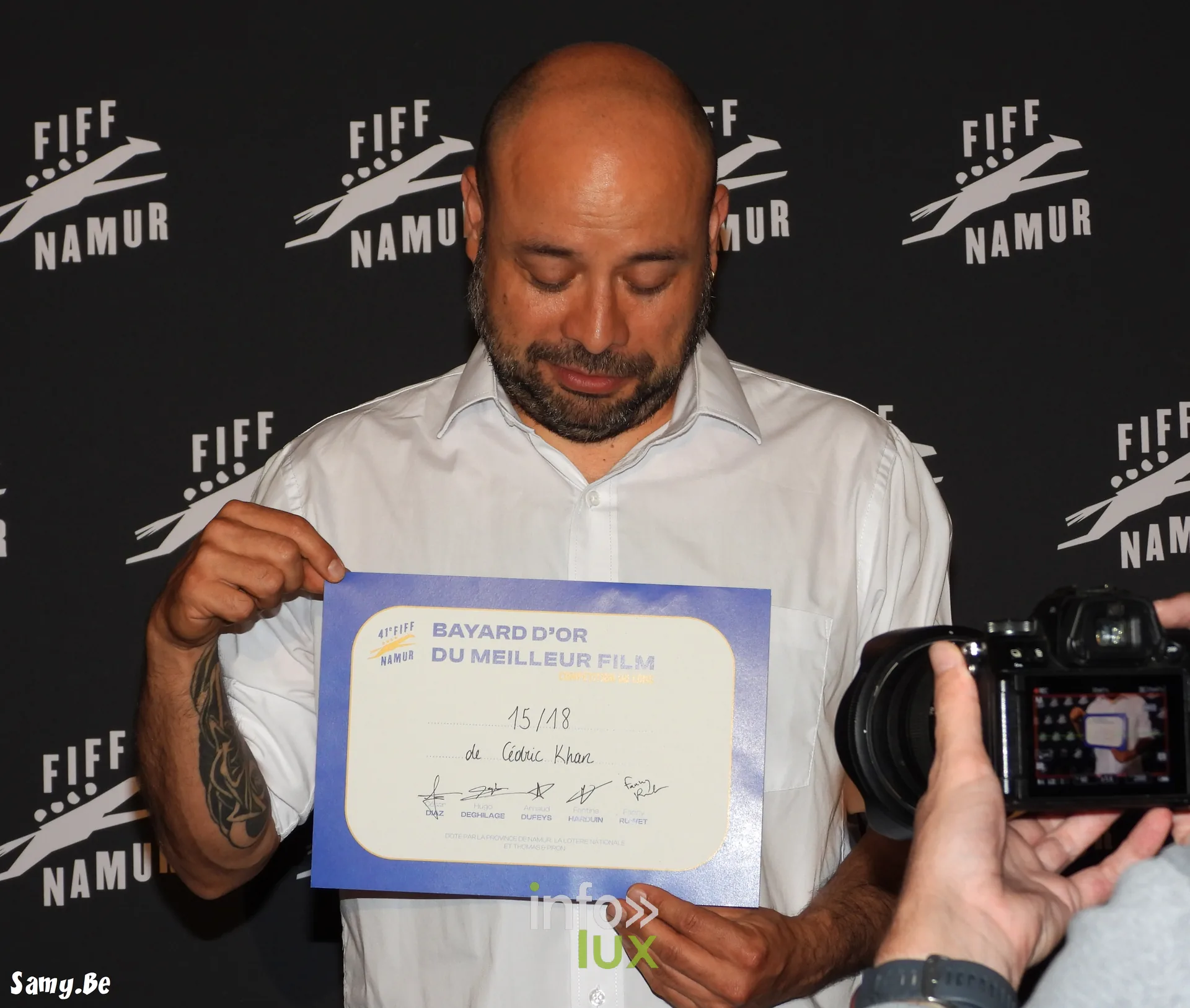 Le diplôme du Bayard d’or du meilleur film pour 15/18 de Cédric Kahn, tenu par César Diaz, FiFF Namur 2026