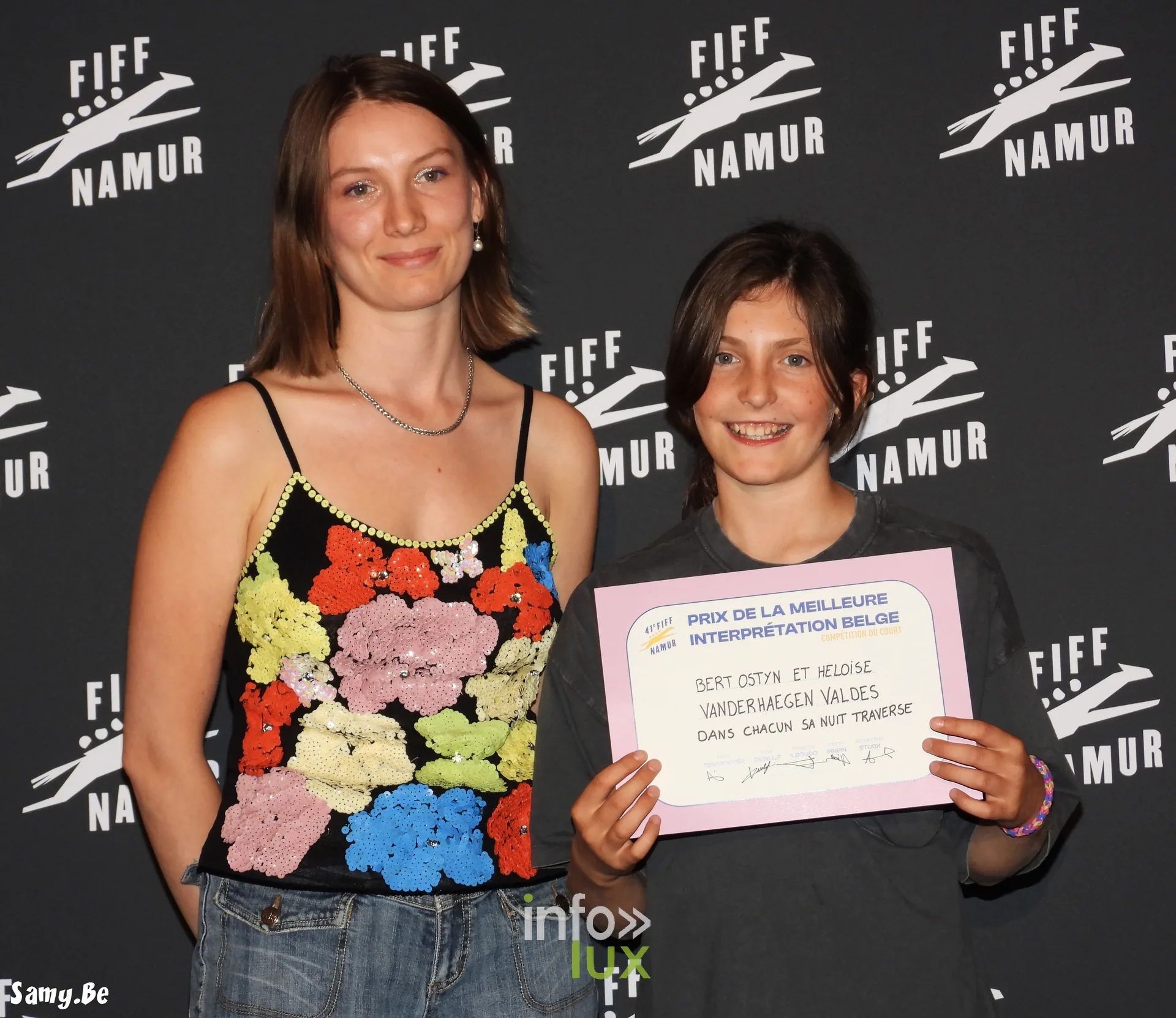Deux membres de l’équipe de Chacun sa nuit traverse avec le Prix de la meilleure interprétation belge, FiFF Namur 2026