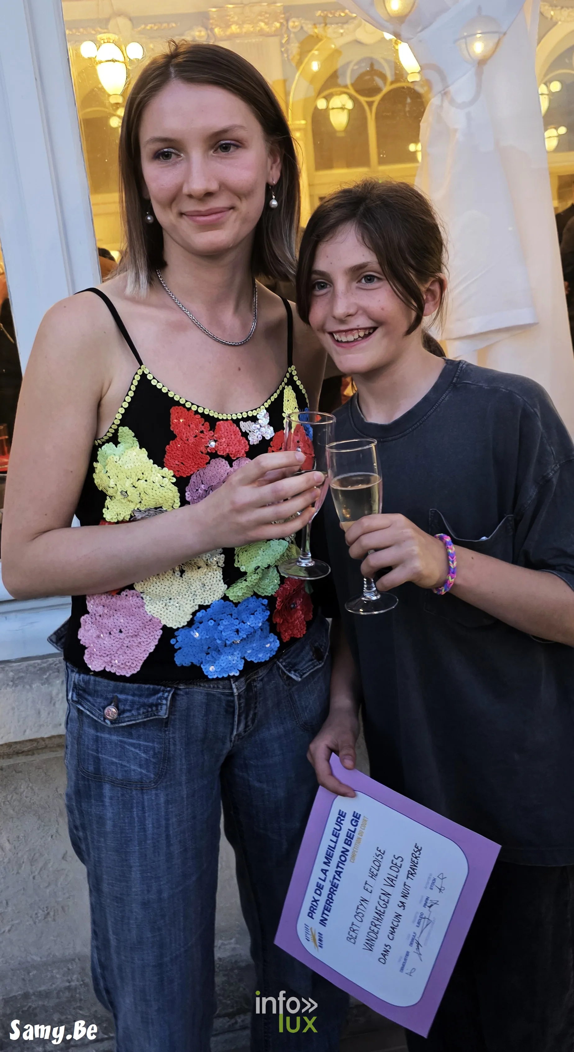 Deux membres de l’équipe de Chacun sa nuit traverse, verre à la main, FiFF Namur 2026