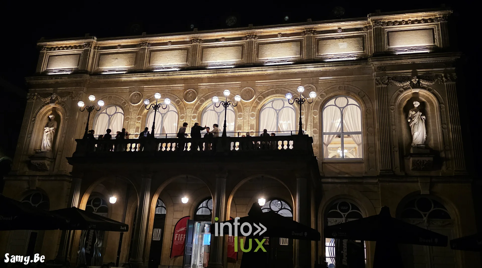 Le Théâtre de Namur illuminé, de nuit, pendant le FiFF Namur 2026