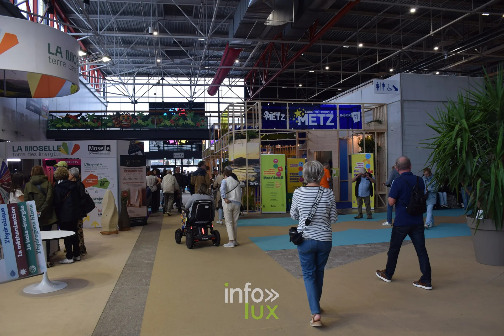 Visiteurs dans une allée du Parc des Expositions, Foire internationale de Metz 2026