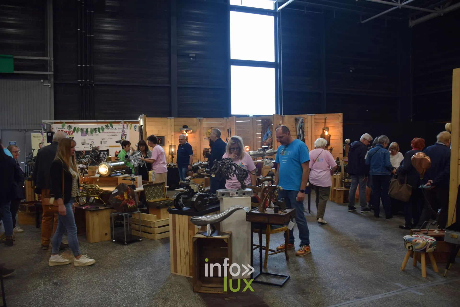 Visiteurs dans un hall d’artisanat, Foire internationale de Metz 2026