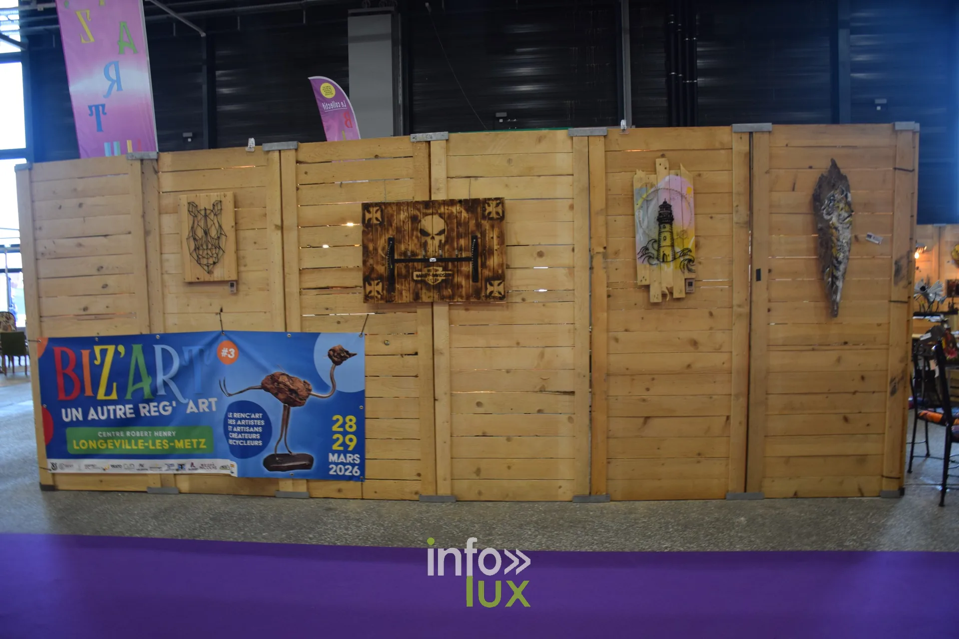 Stand en bois et affiche du festival Bizar, Foire internationale de Metz 2026