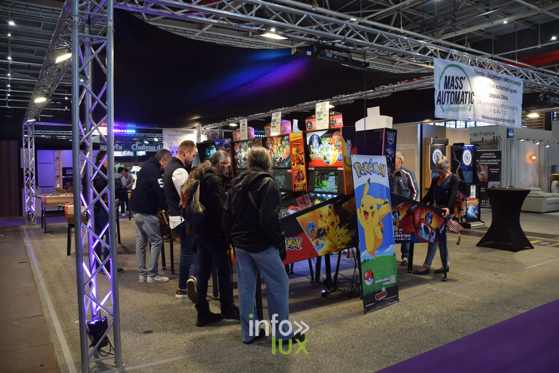 Visiteurs devant des stands de jeux, Foire internationale de Metz 2026