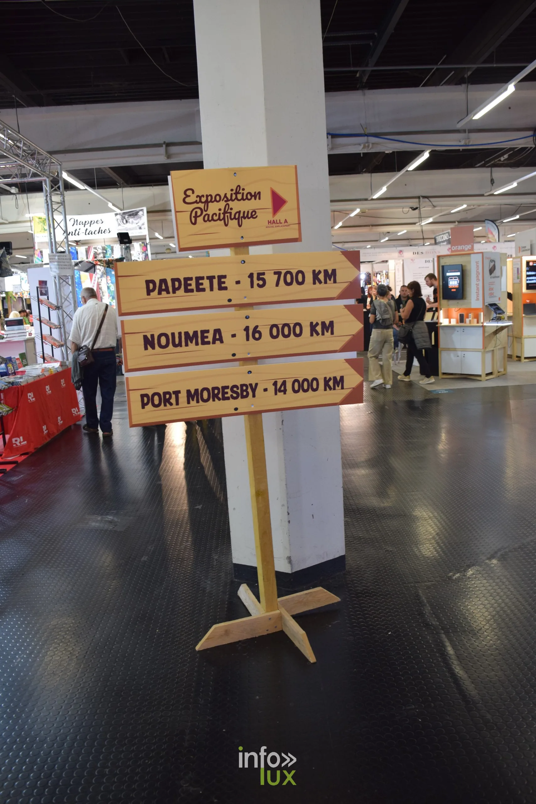 Panneau des distances : Papeete, Nouméa, Port Moresby, Foire internationale de Metz 2026