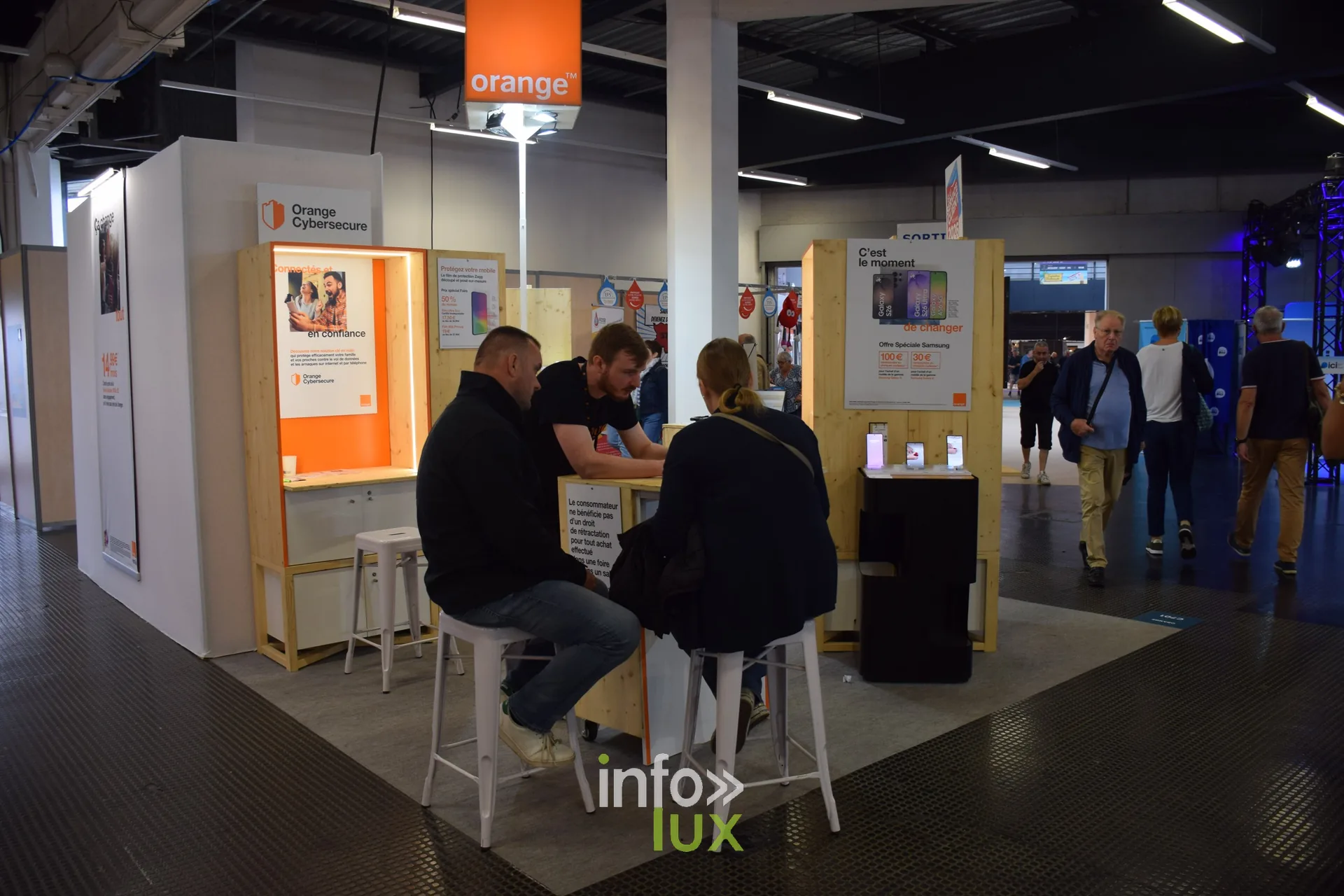 Visiteurs au stand Orange, Foire internationale de Metz 2026