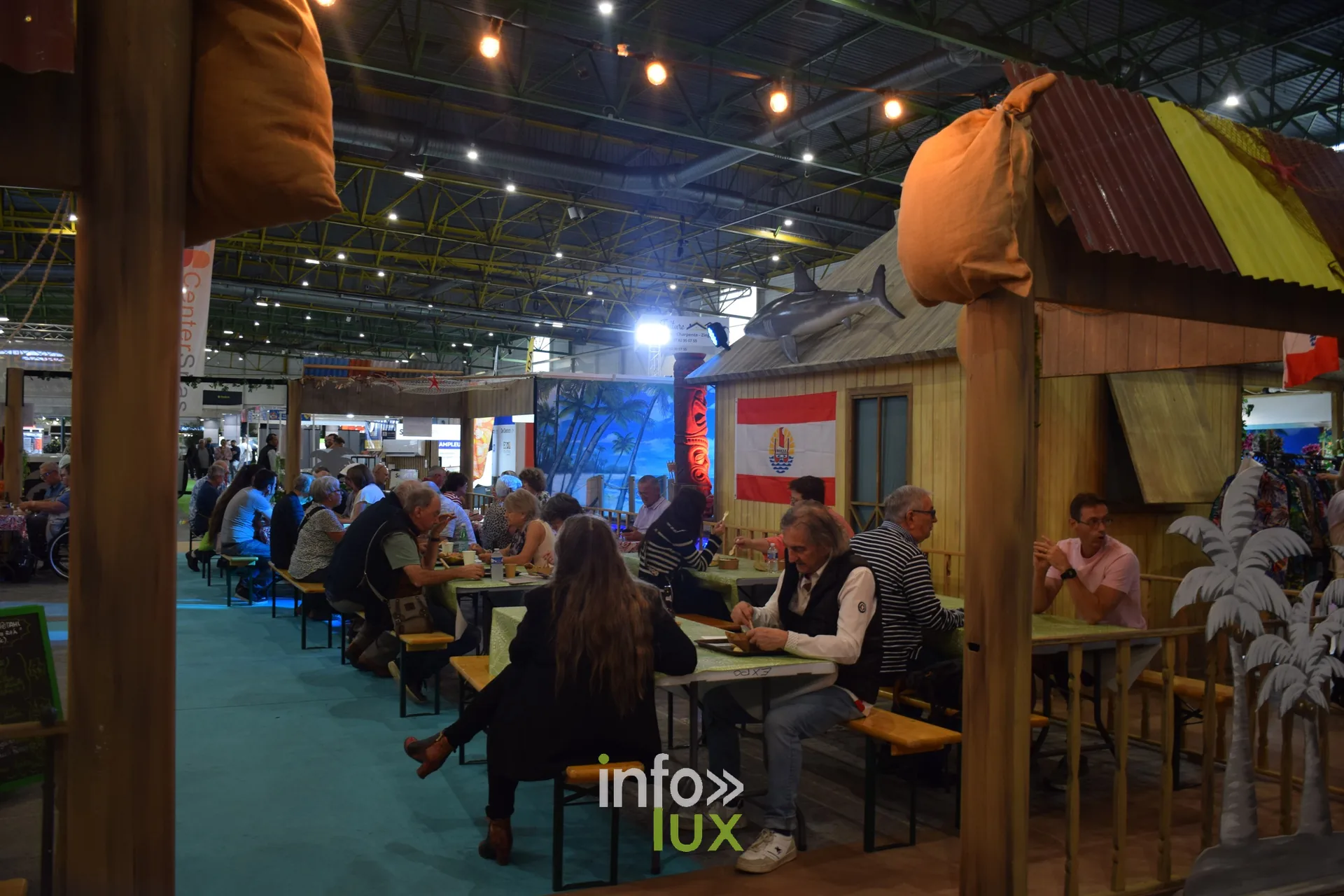 Visiteurs attablés dans l’espace Pacifique, Foire internationale de Metz 2026