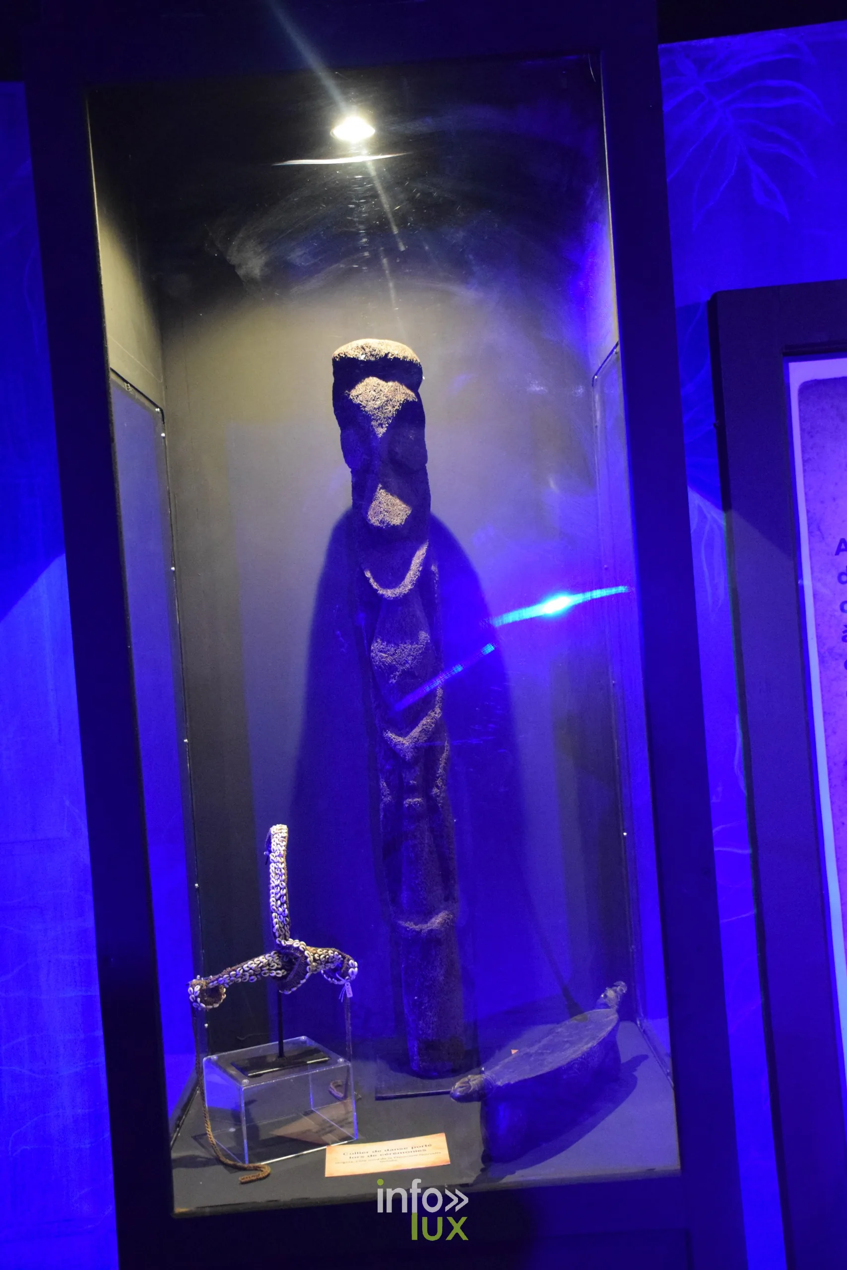 Costume en vitrine sous lumière bleue, Foire internationale de Metz 2026