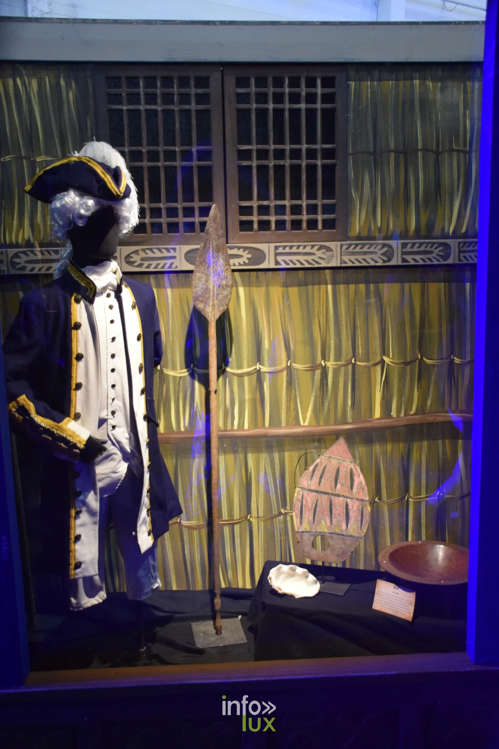 Uniforme ancien en vitrine, Foire internationale de Metz 2026