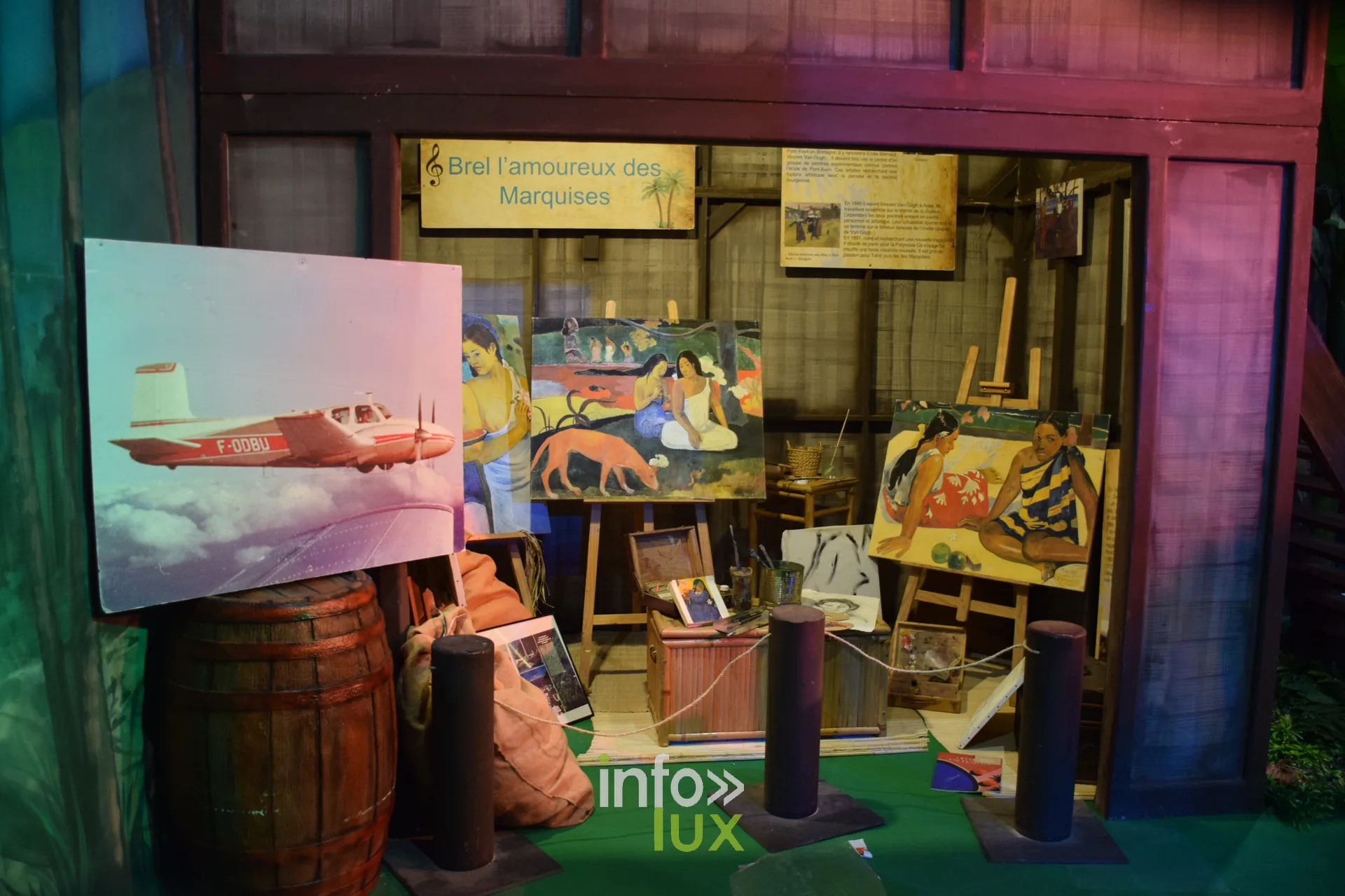 Vitrine de peintures et maquette d’avion, Foire internationale de Metz 2026