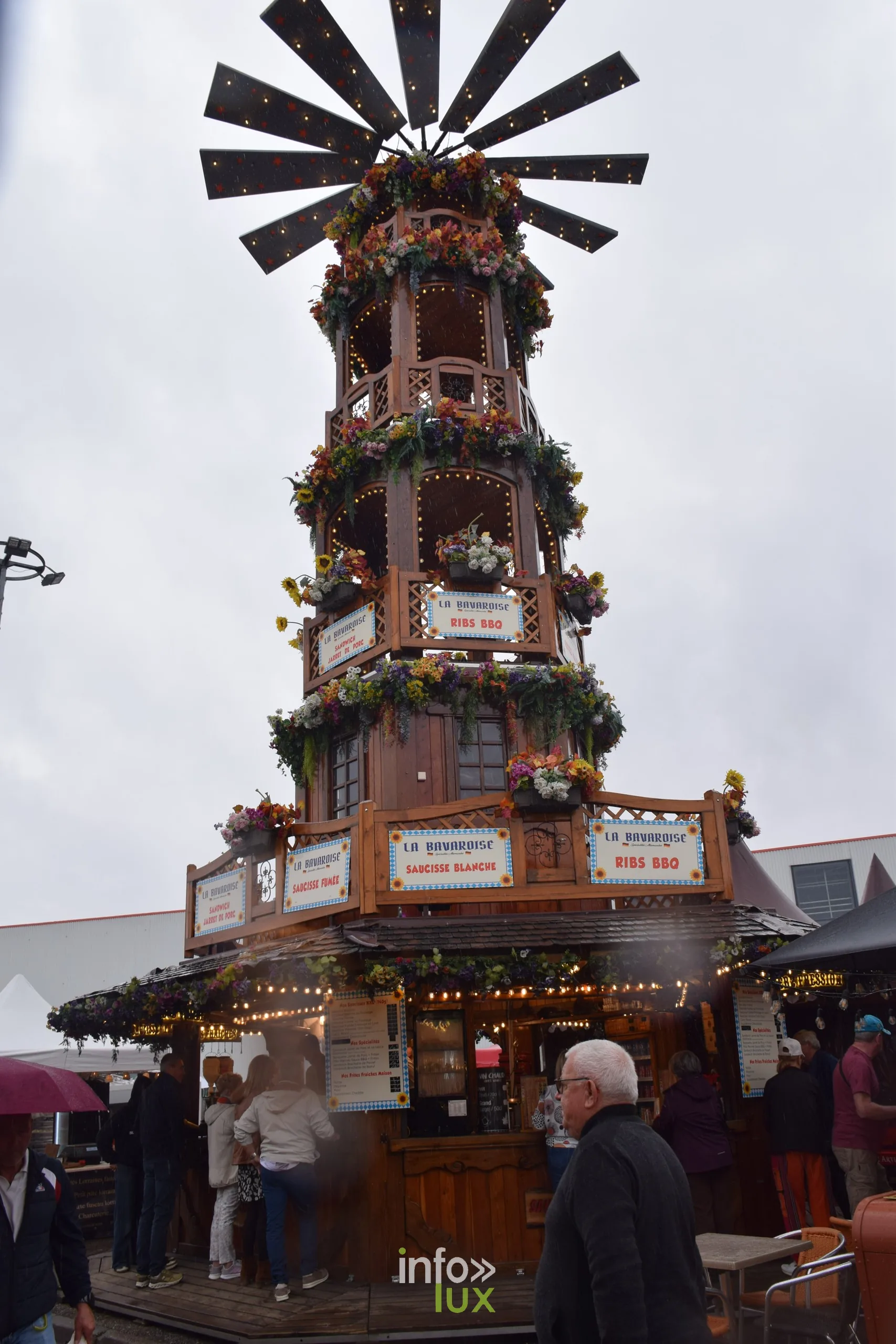 Pyramide de Noël en bois sous un ciel gris, Foire internationale de Metz 2026