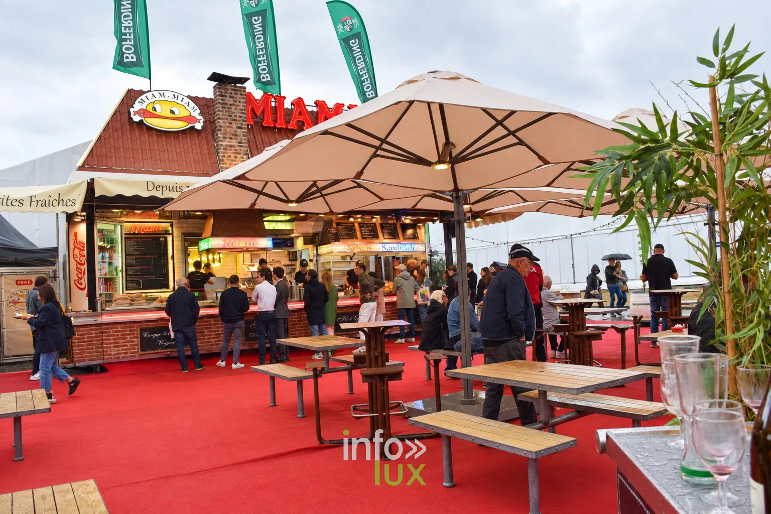 Tables et parasols de l’espace restauration, Foire internationale de Metz 2026