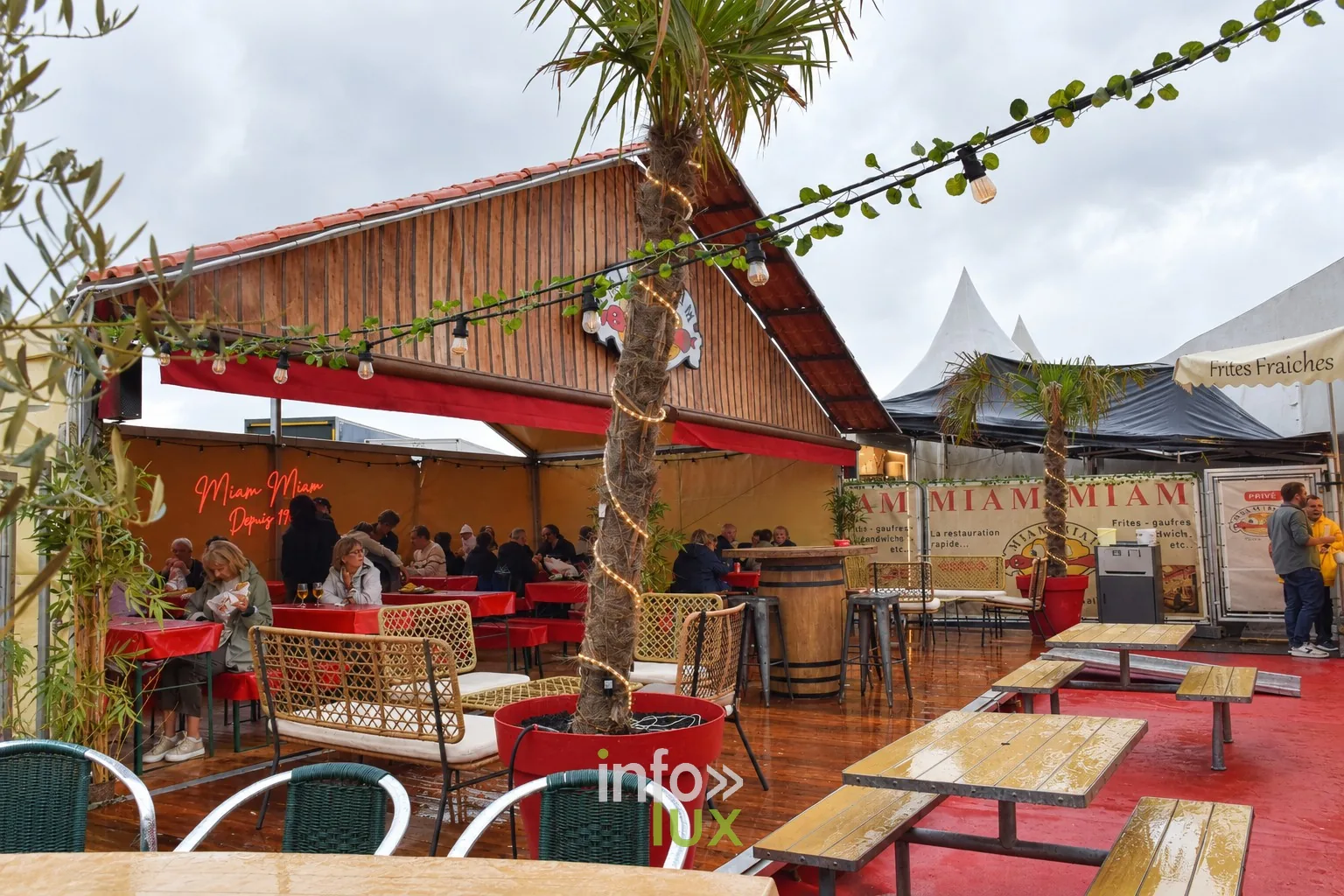 Restaurant et terrasse décorée de palmiers, Foire internationale de Metz 2026