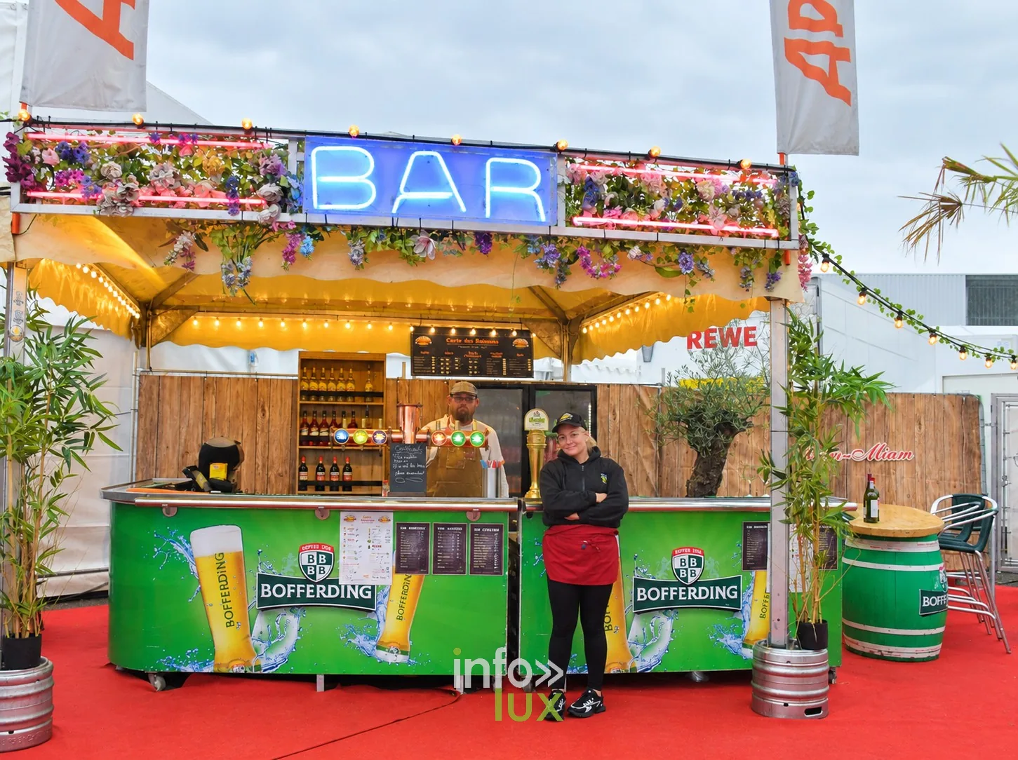 Bar à bière sous chapiteau, vue rapprochée, Foire internationale de Metz 2026