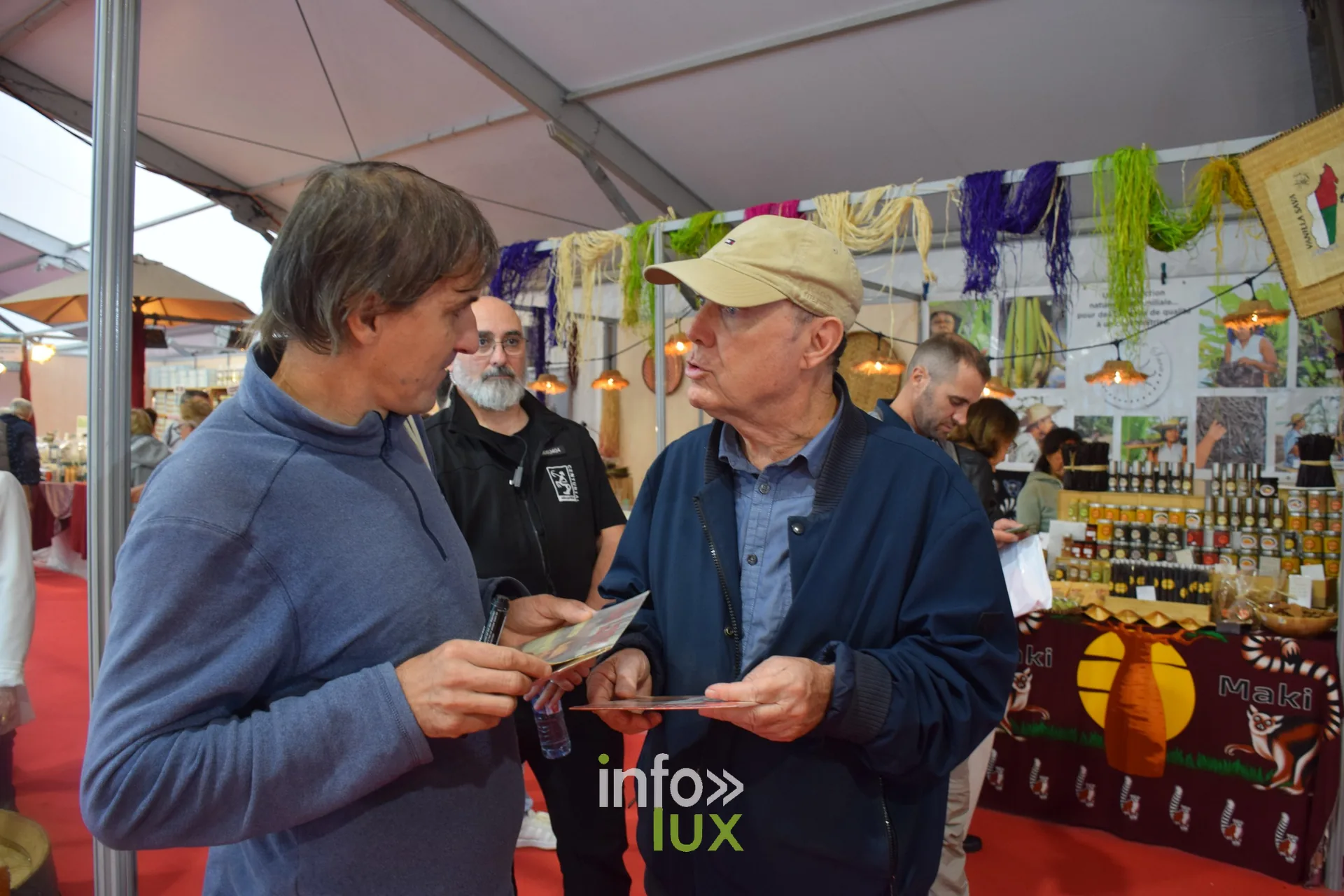 Julien Lepers en conversation avec un visiteur, Foire internationale de Metz 2026