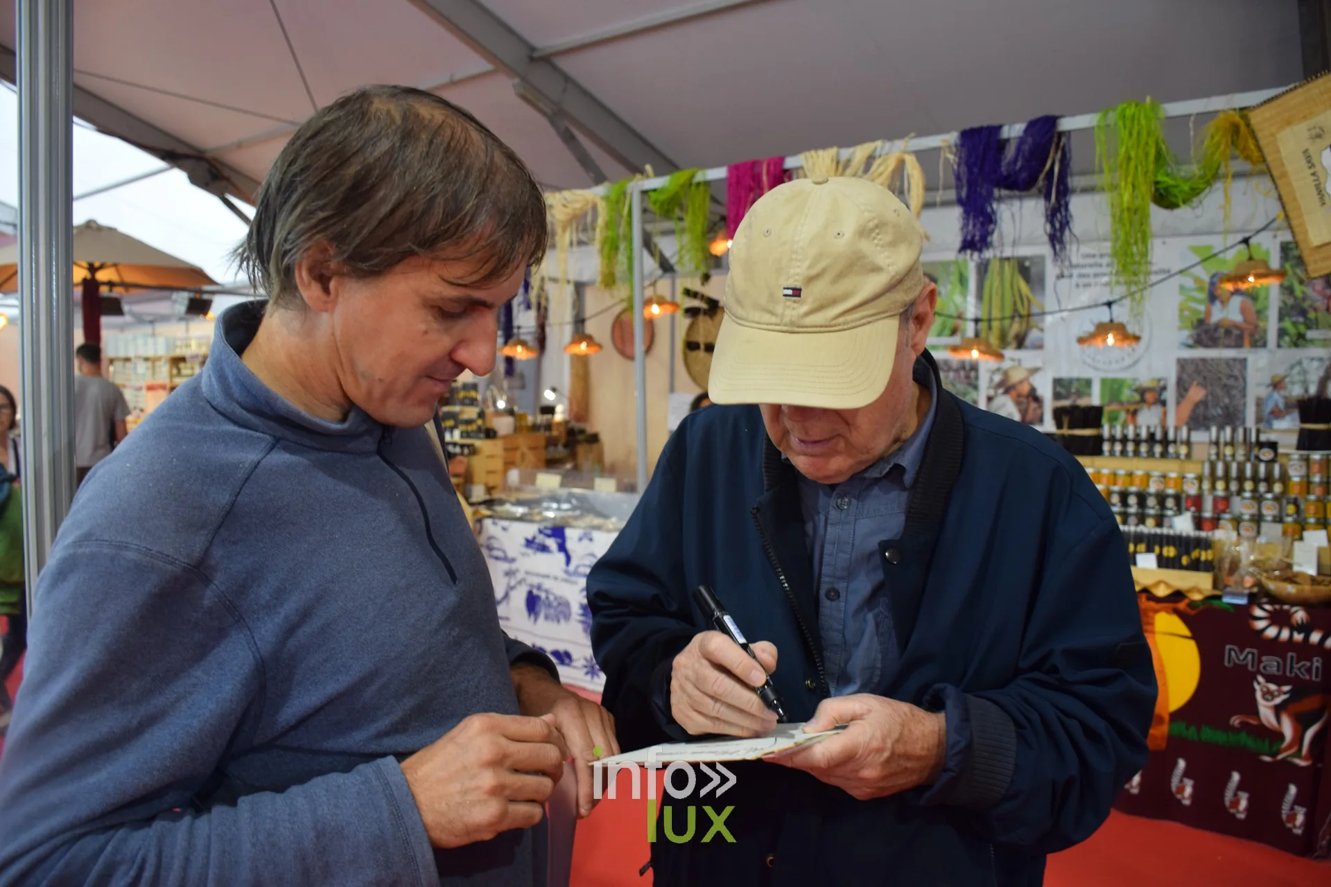 Julien Lepers signe un autographe, Foire internationale de Metz 2026