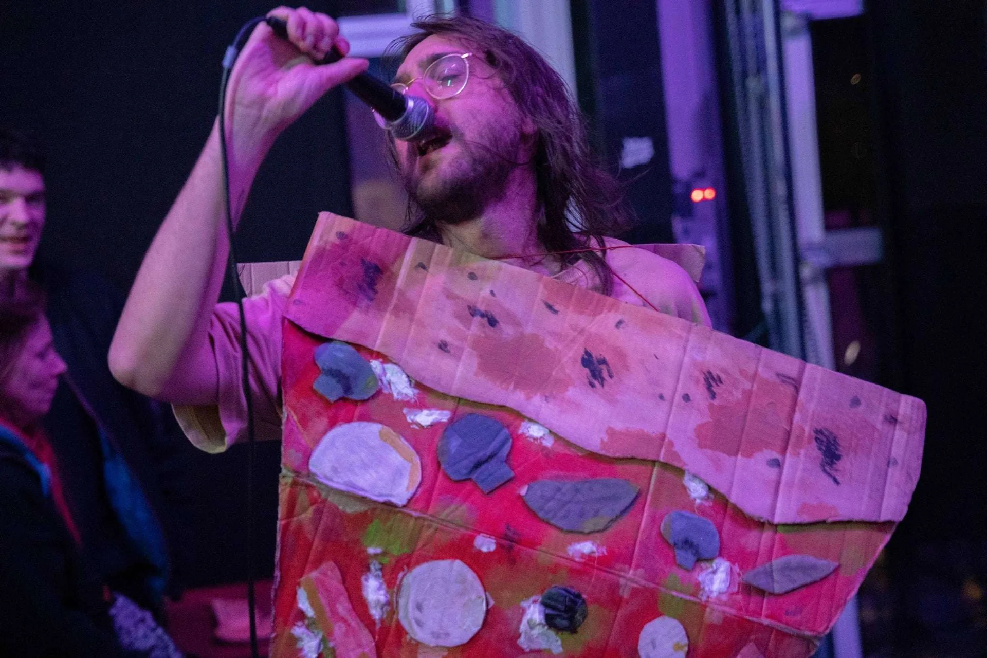 Thomaslovefashionverviers chantant au micro dans un costume en carton peint