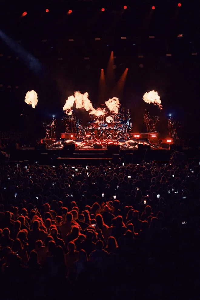 Concert de nuit aux Francofolies de Spa 2026, flammes sur scène au-dessus de la foule