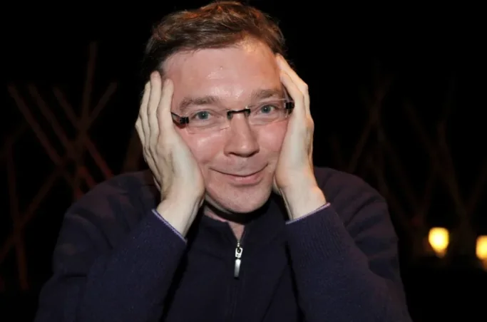 Le cinéaste et professeur Frédéric Sojcher, souriant, les mains sur les joues