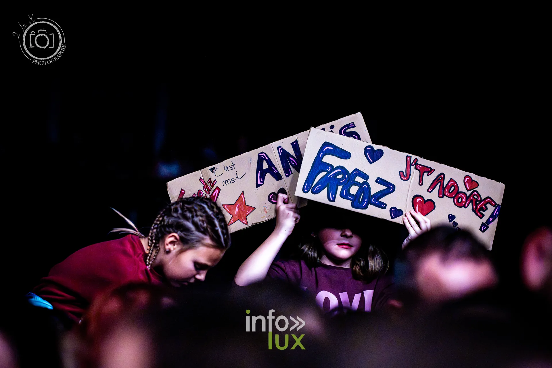 Concert de Fredz à L’Autre Canal, Nancy, 21 octobre 2026 : des fans de Fredz avec des pancartes dans le public (photo 2 la X Photographie)