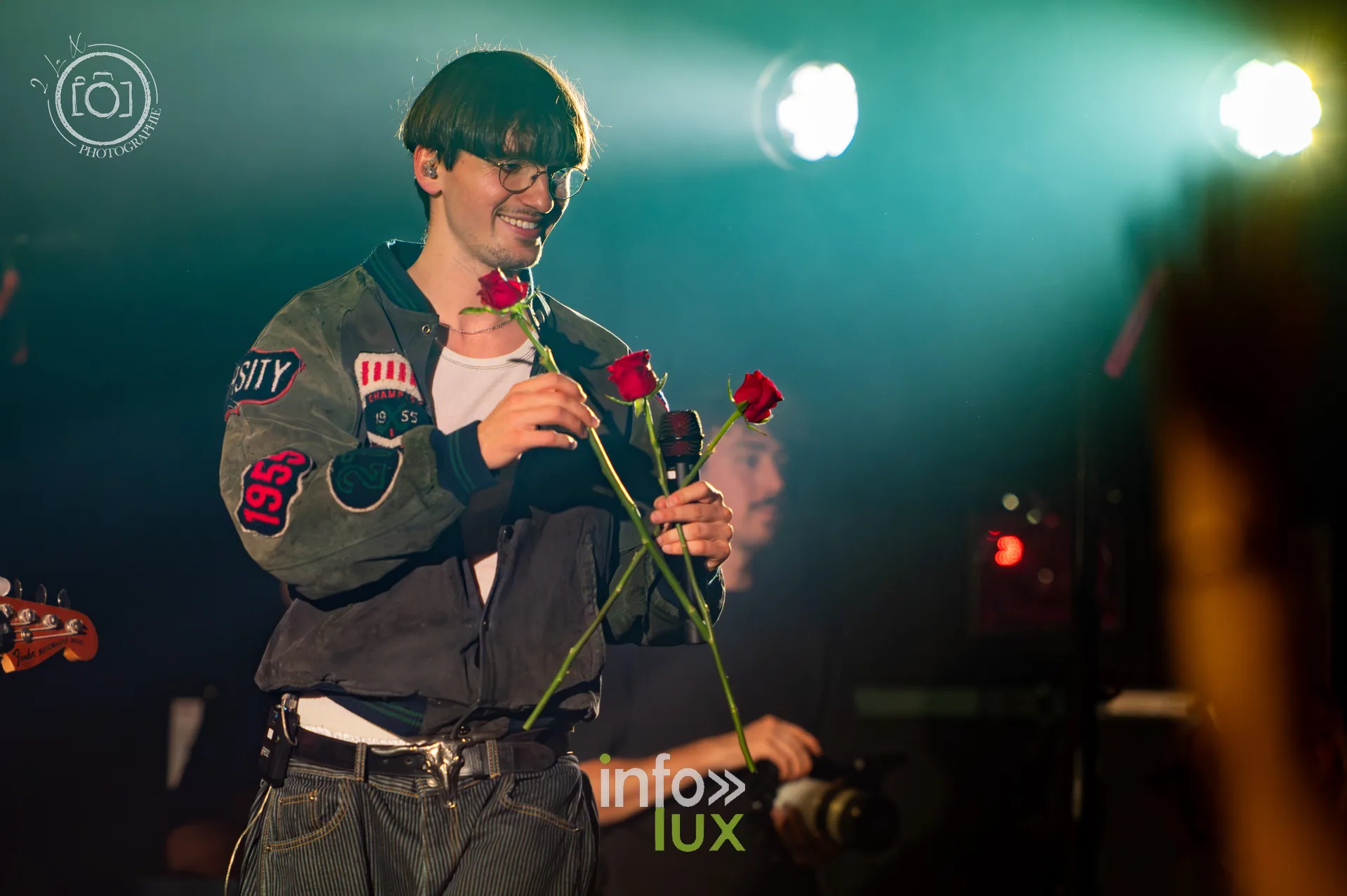 Concert de Fredz à L’Autre Canal, Nancy, 21 octobre 2026 : Fredz avec des roses rouges (photo 2 la X Photographie)
