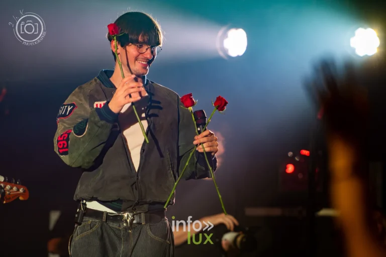 Concert de Fredz à L’Autre Canal, Nancy, 21 octobre 2026 : Fredz avec des roses rouges (photo 2 la X Photographie)