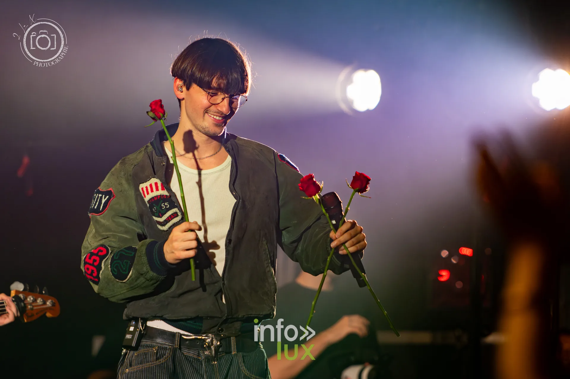 Concert de Fredz à L’Autre Canal, Nancy, 21 octobre 2026 : Fredz avec des roses rouges (photo 2 la X Photographie)