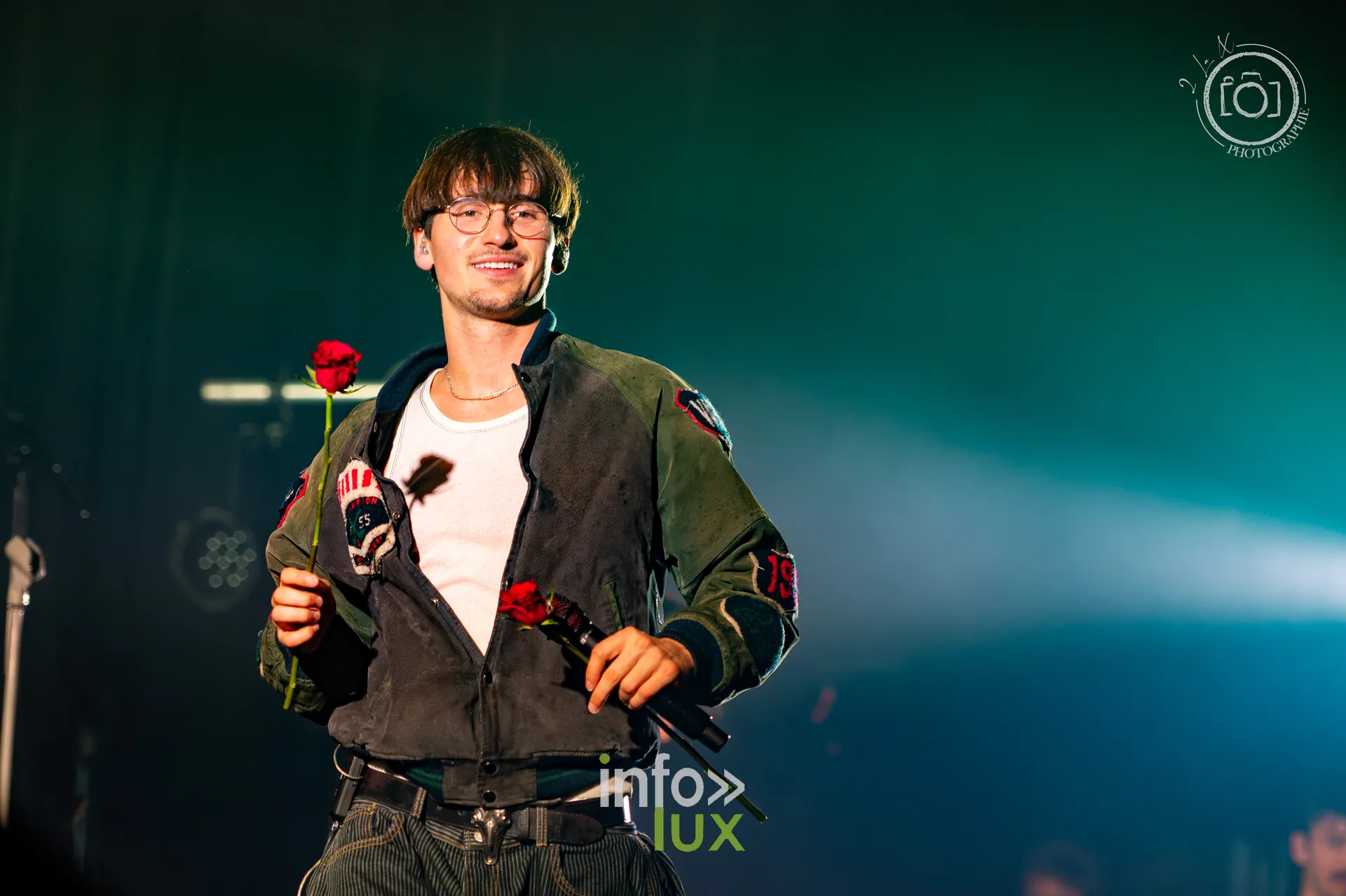 Concert de Fredz à L’Autre Canal, Nancy, 21 octobre 2026 : Fredz avec des roses rouges (photo 2 la X Photographie)